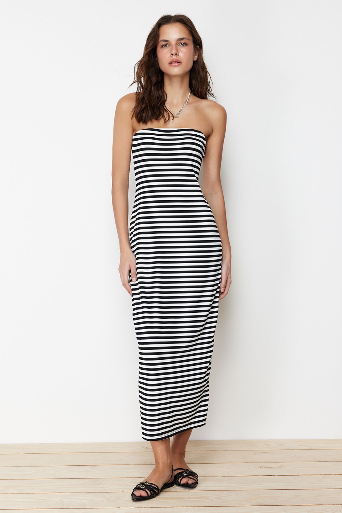 Trendyol Collection Dopasowana, Elastyczna, Dzianinowa Sukienka Maxi W Czarne Paski, Bez Ramiączek Kobieta - S