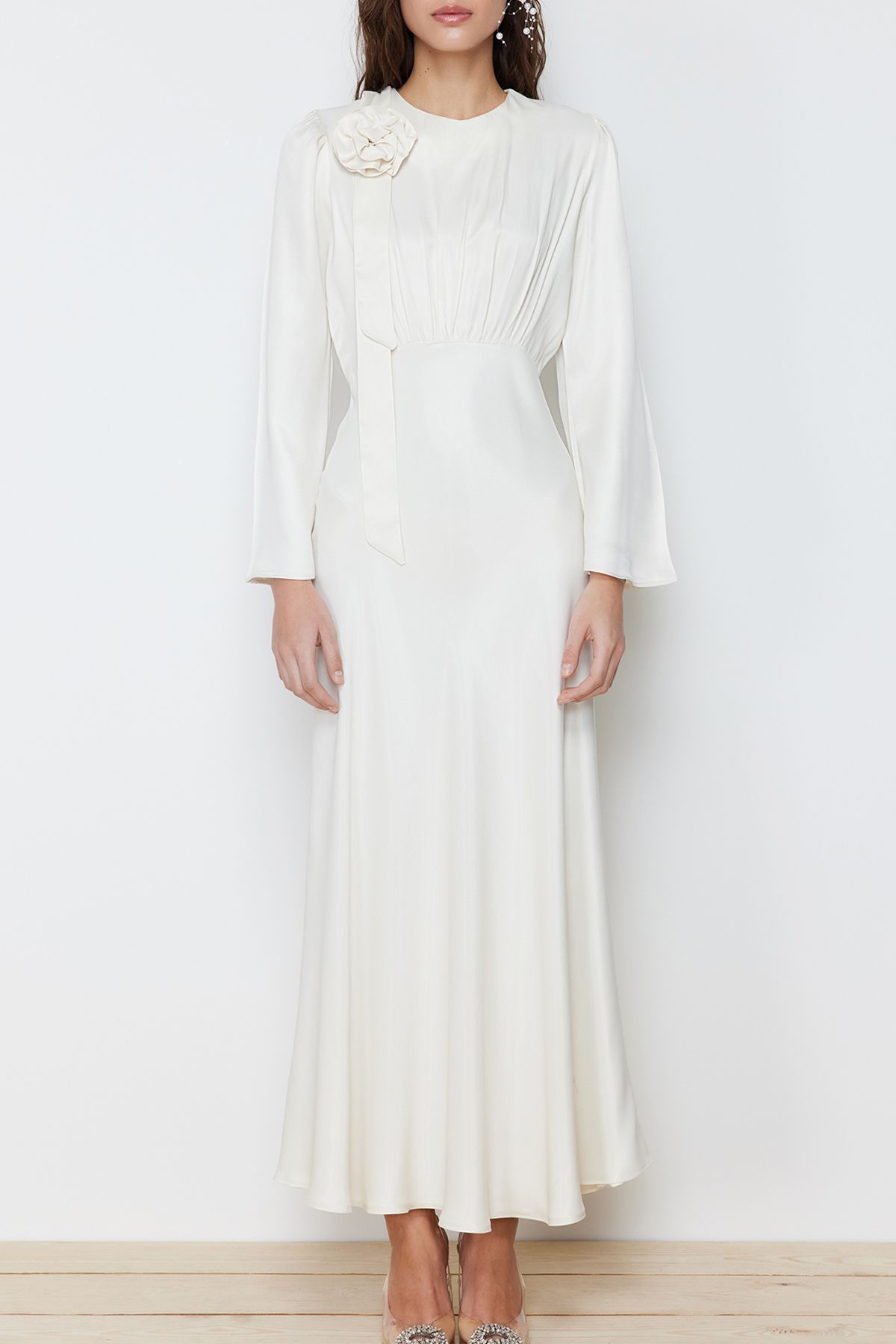Trendyol Modest-فستان سهرة منسوج من الساتان - تفاصيل وردة كريمية، لحفلات الزفاف والمناسبات الخاصة TCTSS24DB00043 5