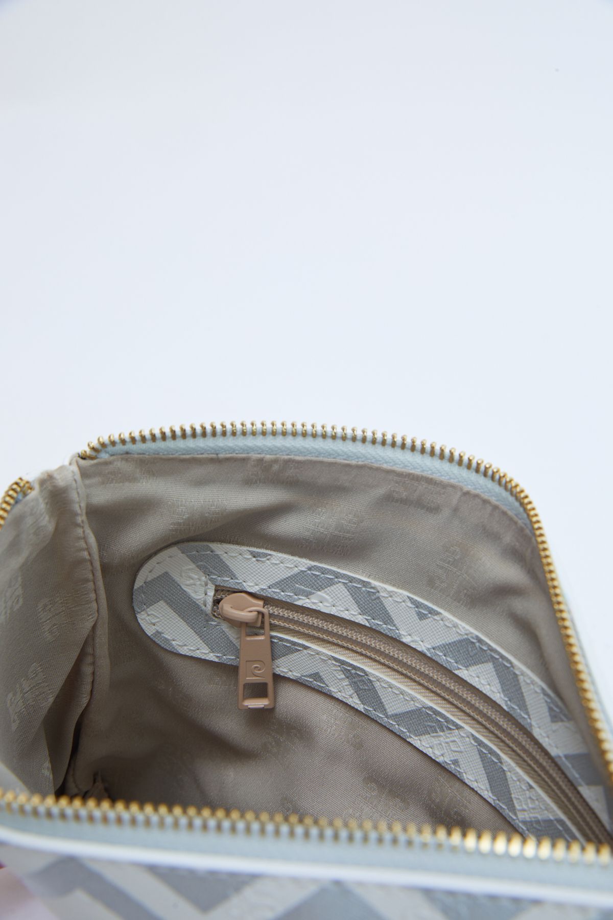 Pierre Cardin نمونه کارها و کیف های کلاچ زن نقره ای سفید 05PO24Y1968