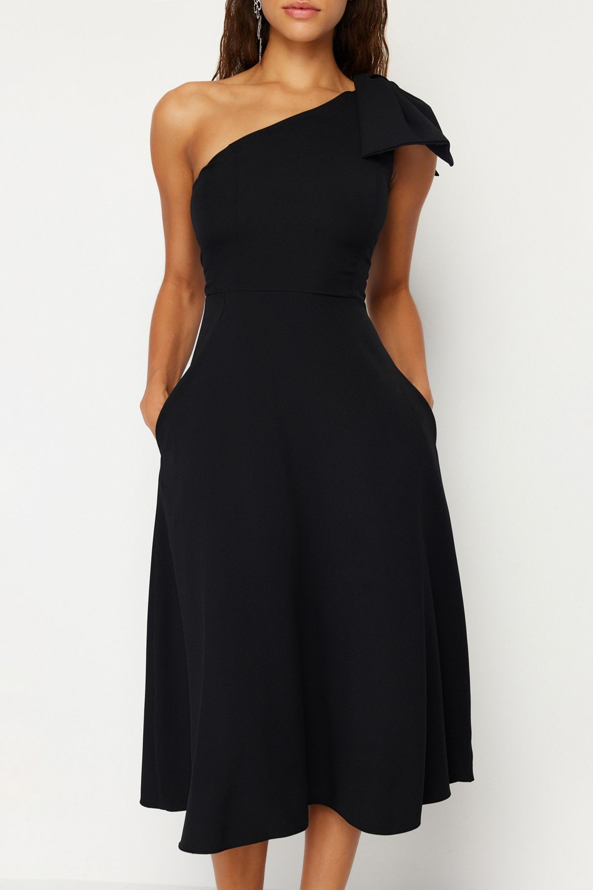 Trendyol Collection-Stilvolles schwarzes Abendkleid im A-Ausschnitt mit Schleifendetail - TPRSS24EL00105 4