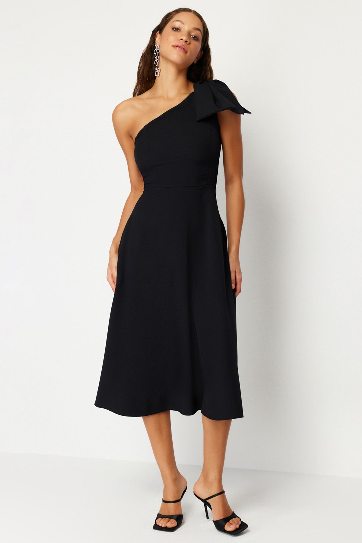 Trendyol Collection-Stilvolles schwarzes Abendkleid im A-Ausschnitt mit Schleifendetail - TPRSS24EL00105 3
