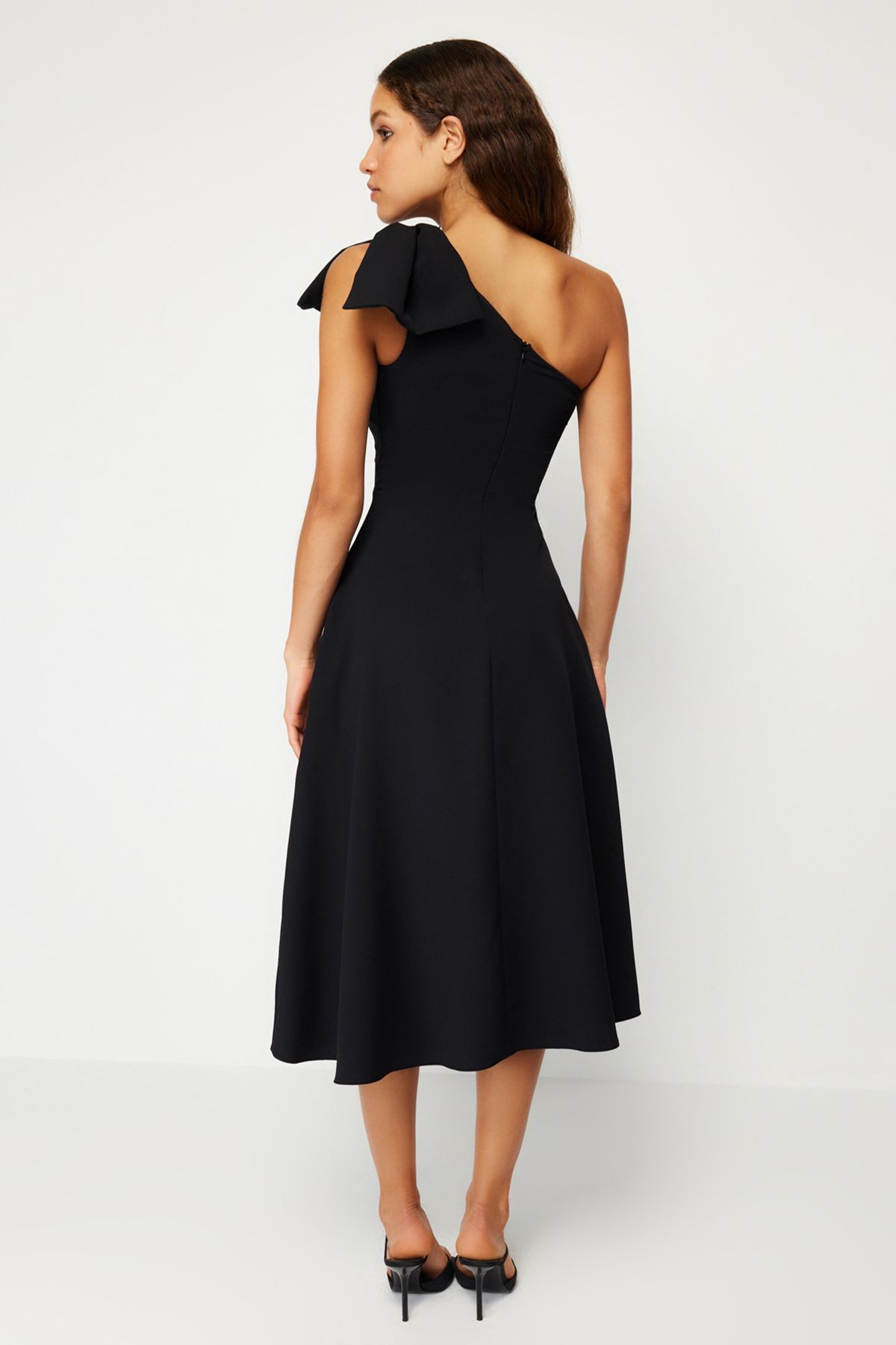 Trendyol Collection-Stilvolles schwarzes Abendkleid im A-Ausschnitt mit Schleifendetail - TPRSS24EL00105 5