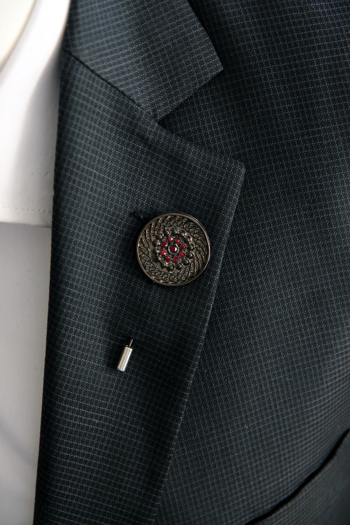 Le Voux Antrasit Gri Renginde Bordo Taş Detaylı Ceket Yaka Iğnesi Broş