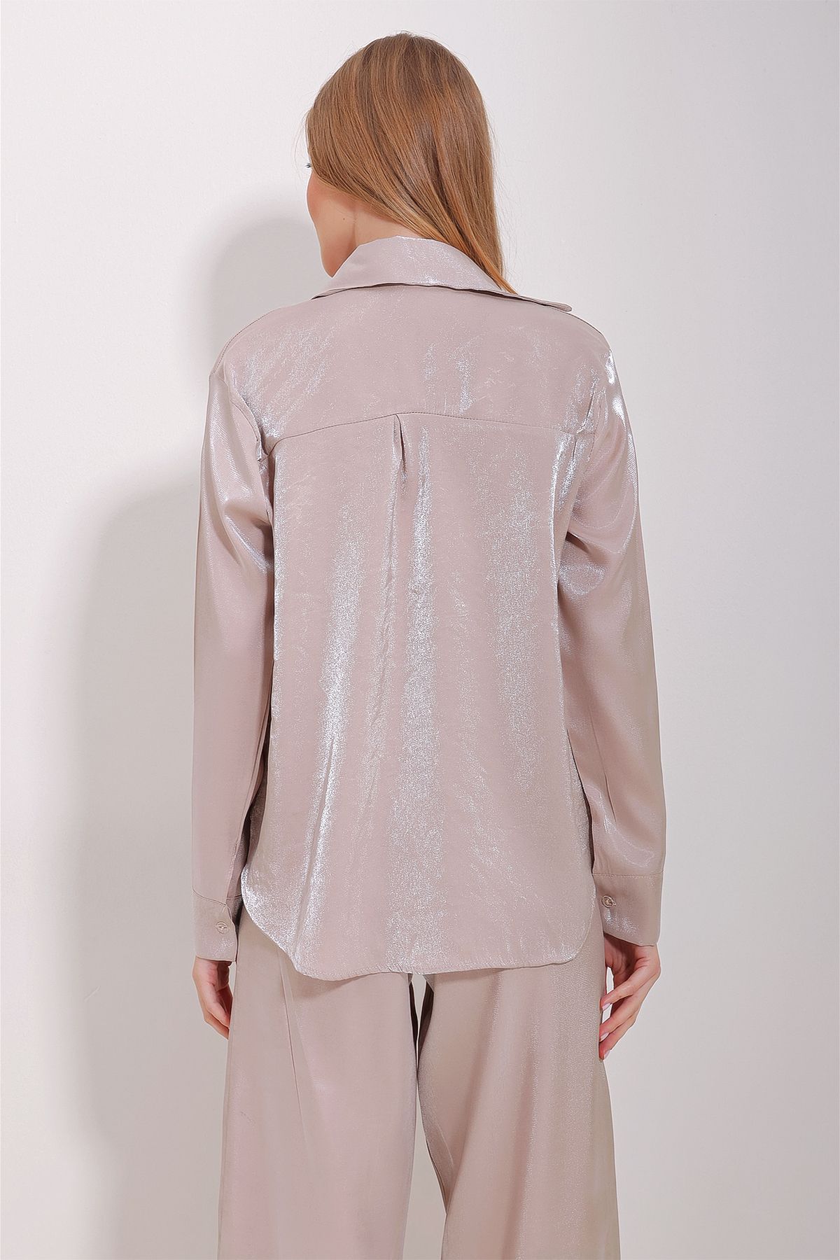 Trend Alaçatı Stili-Beigefarbenes, glänzendes, gewebtes Oversize-Hemd für Damen ALC-X11492 7