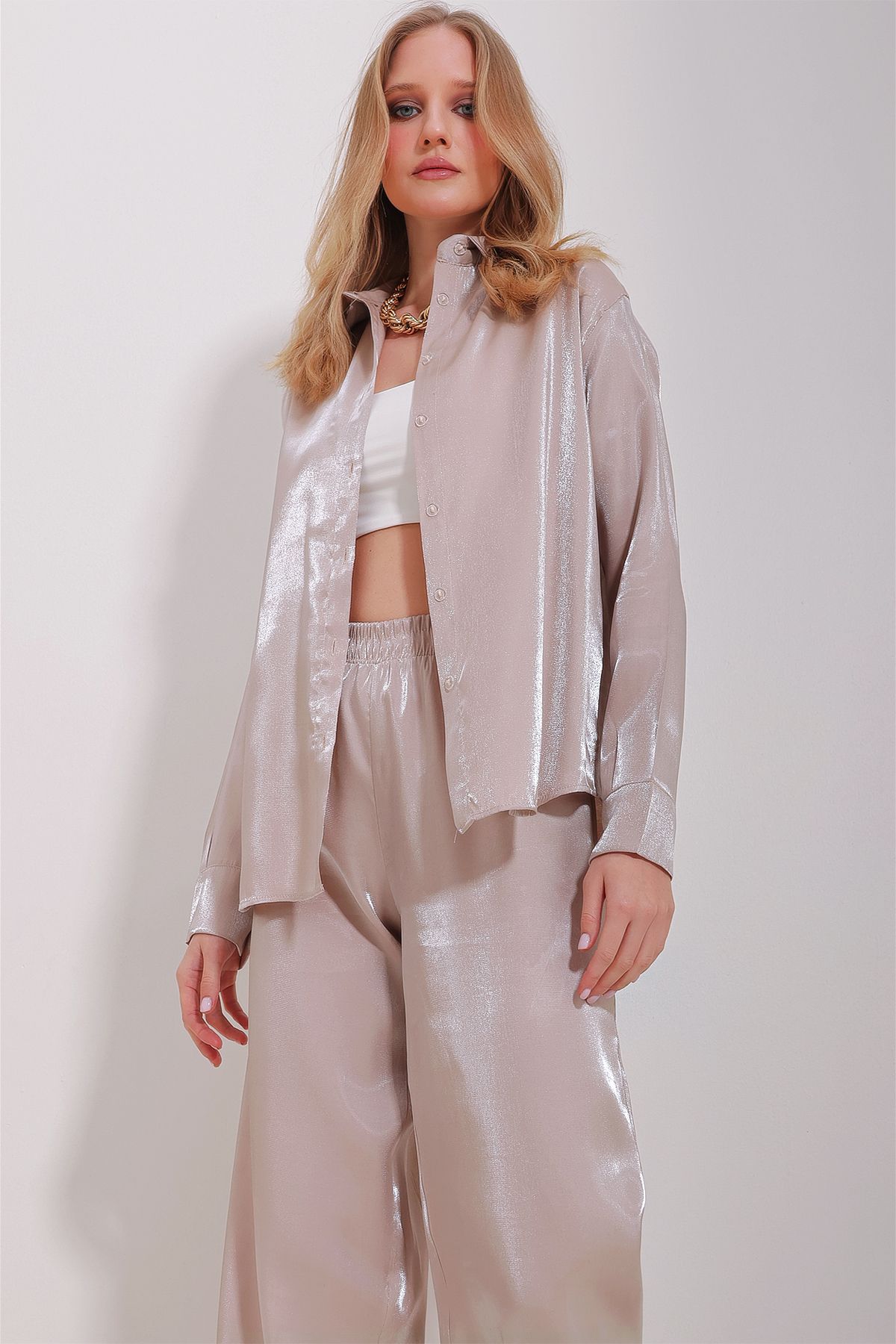 Trend Alaçatı Stili-Beigefarbenes, glänzendes, gewebtes Oversize-Hemd für Damen ALC-X11492 4
