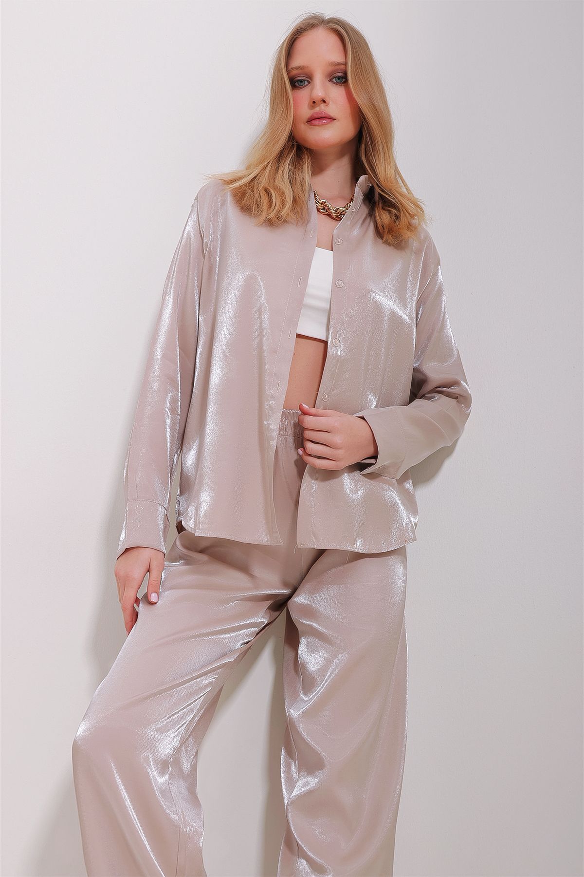 Trend Alaçatı Stili-Beigefarbenes, glänzendes, gewebtes Oversize-Hemd für Damen ALC-X11492 3