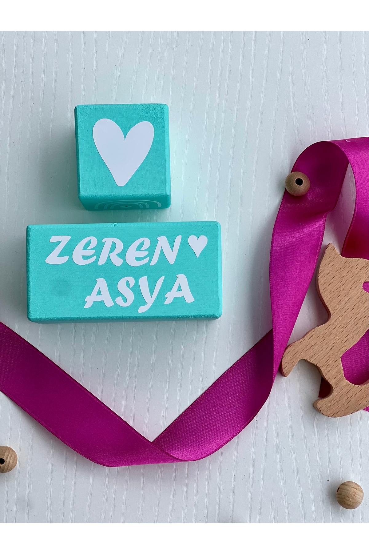 Suyeşili tekli sembol ve isimli küp