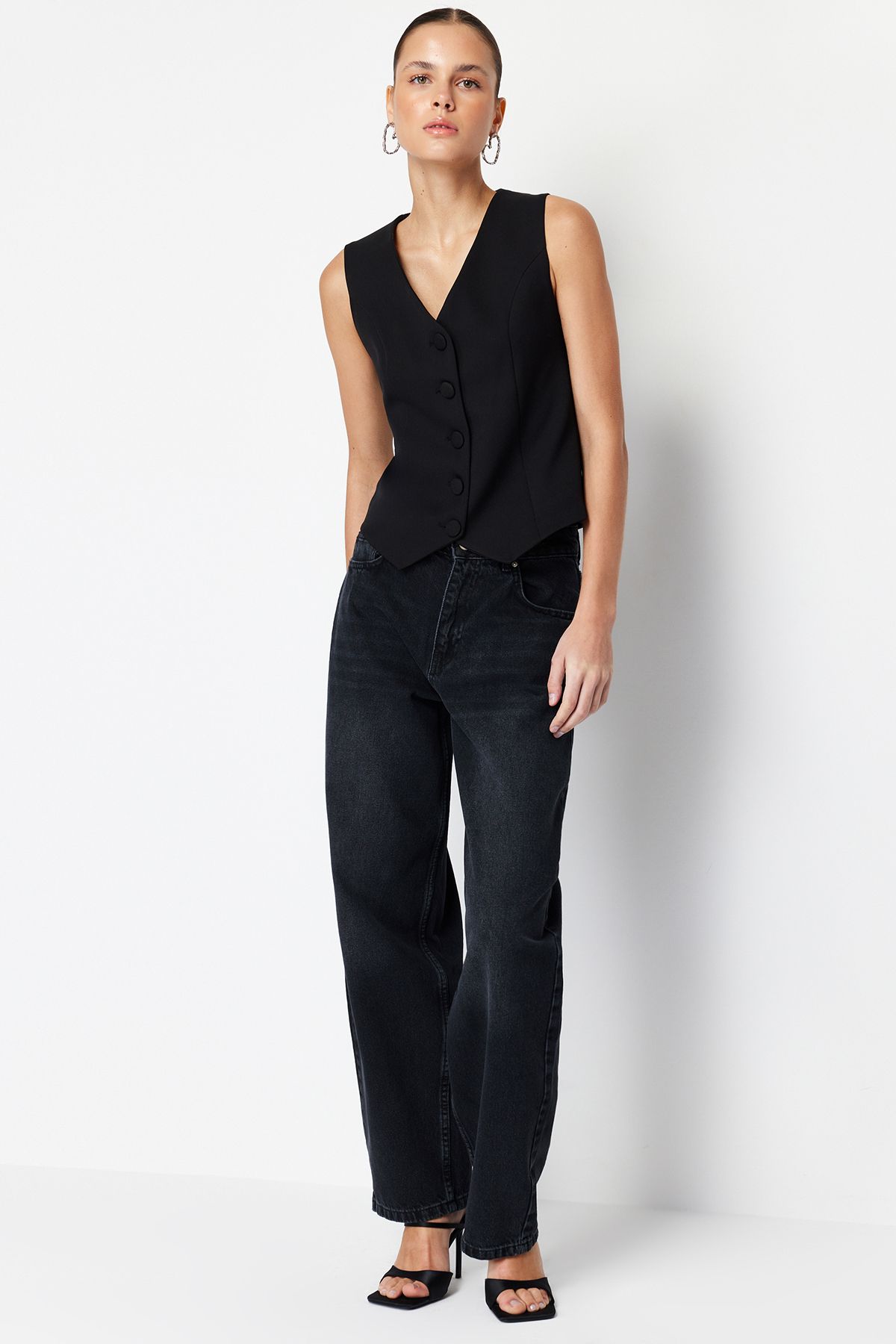 Trendyol Collection-Schwarze Skater-Jeans mit niedriger Taille TWOSS24JE00038 2
