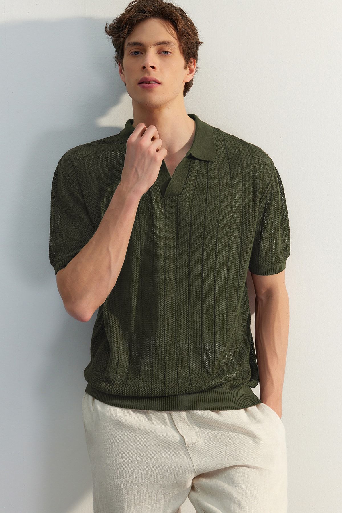 Trendyol Collection-Kurzärmliges Khaki-Strick-T-Shirt mit Polokragen – Limited Edition TMNSS23PO00024 13