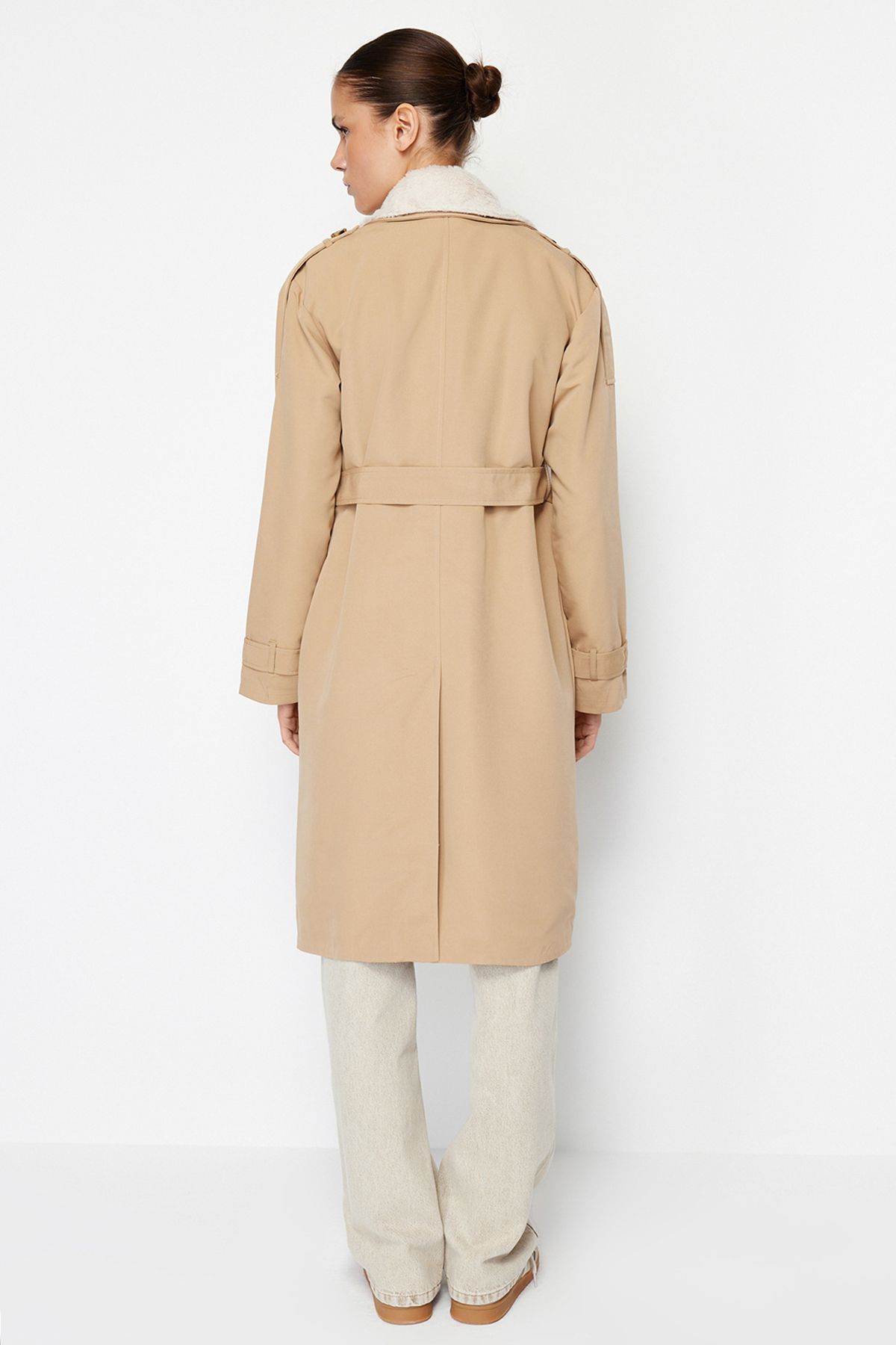 Trendyol Collection-Beiger, übergroßer, weit geschnittener Kragen, wasserabweisender, langer Trenchcoat mit Plüschdetails TWOAW24TR00010 10