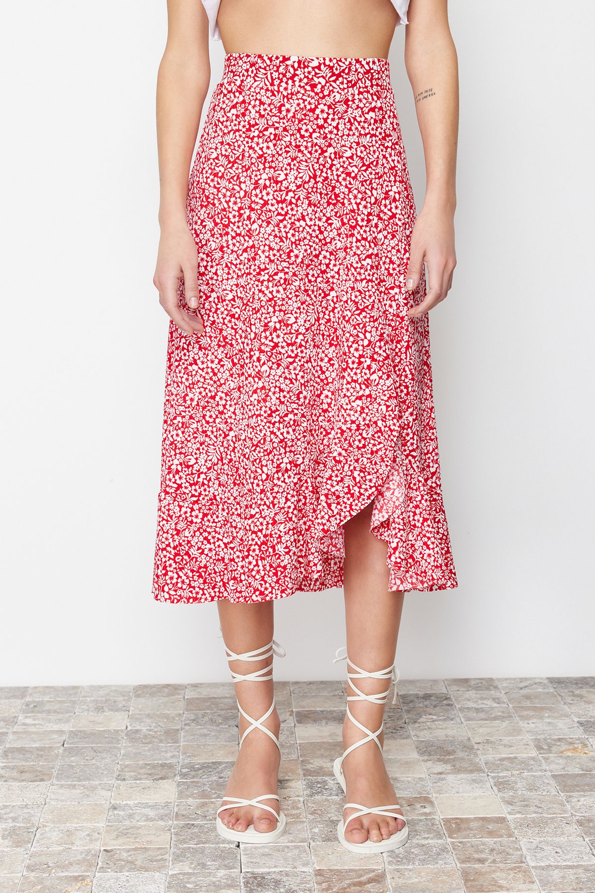 Trendyol Collection-Roter bedruckter Stretchrock mit hoher Taille, Raffung und Volant TWOSS21ET0029 4