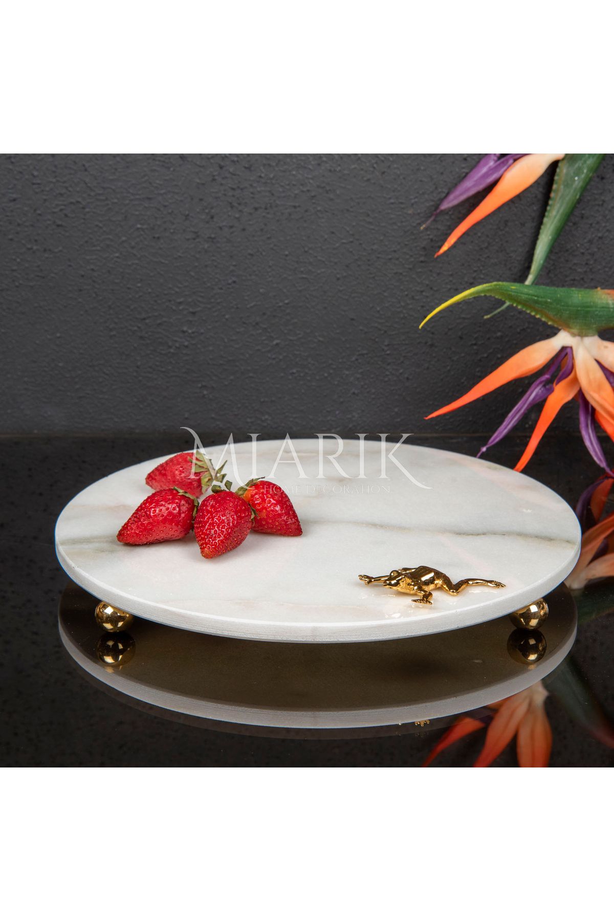 MIARIK DESIGN & DEKORASYON Dekoratıf Beyaz Mermer Yuvarlak Sunum Tabağı Tepsisi Gold Kurbaga Aksesuarlı Ve Top Ayaklı