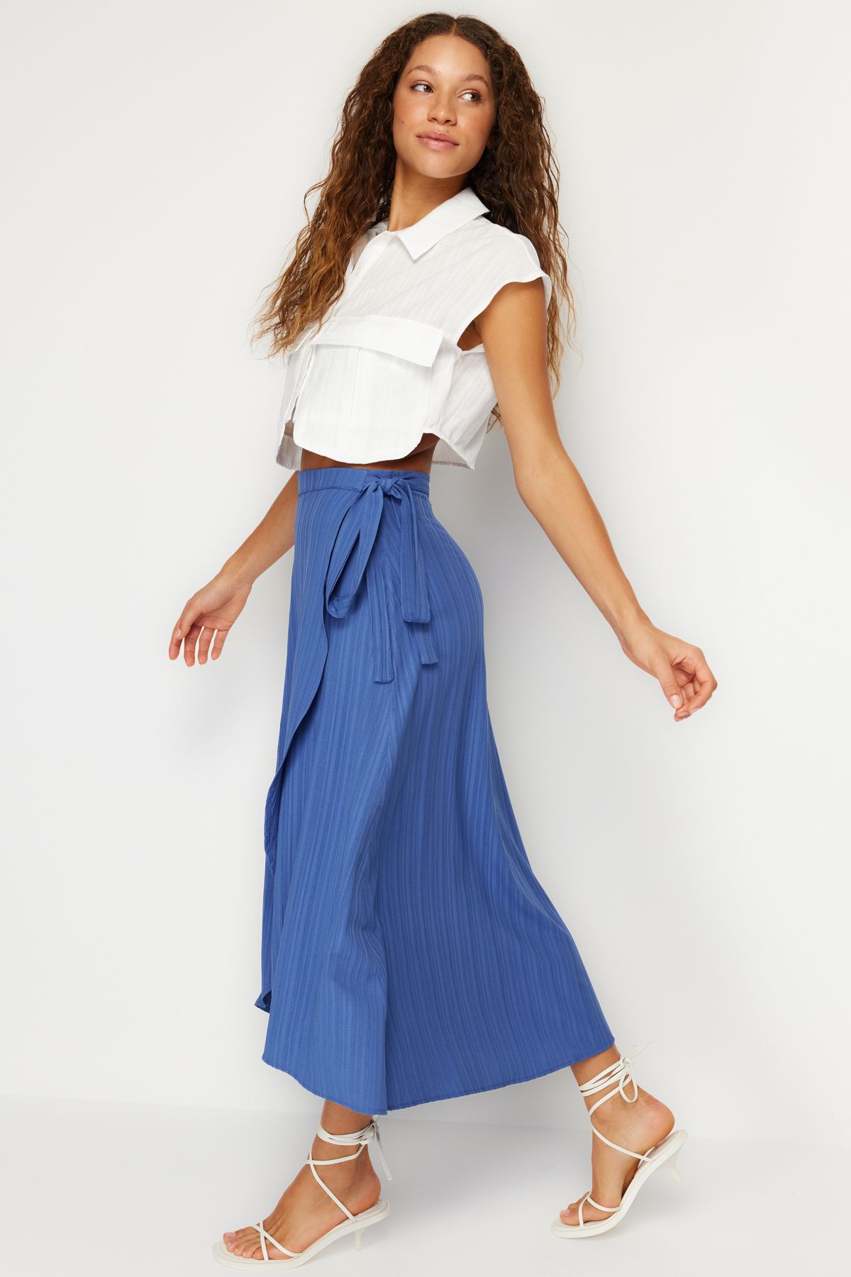 Trendyol Collection-Marineblauer zweireihiger Midi-Webrock mit Bindedetail TWOSS24ET00052 3