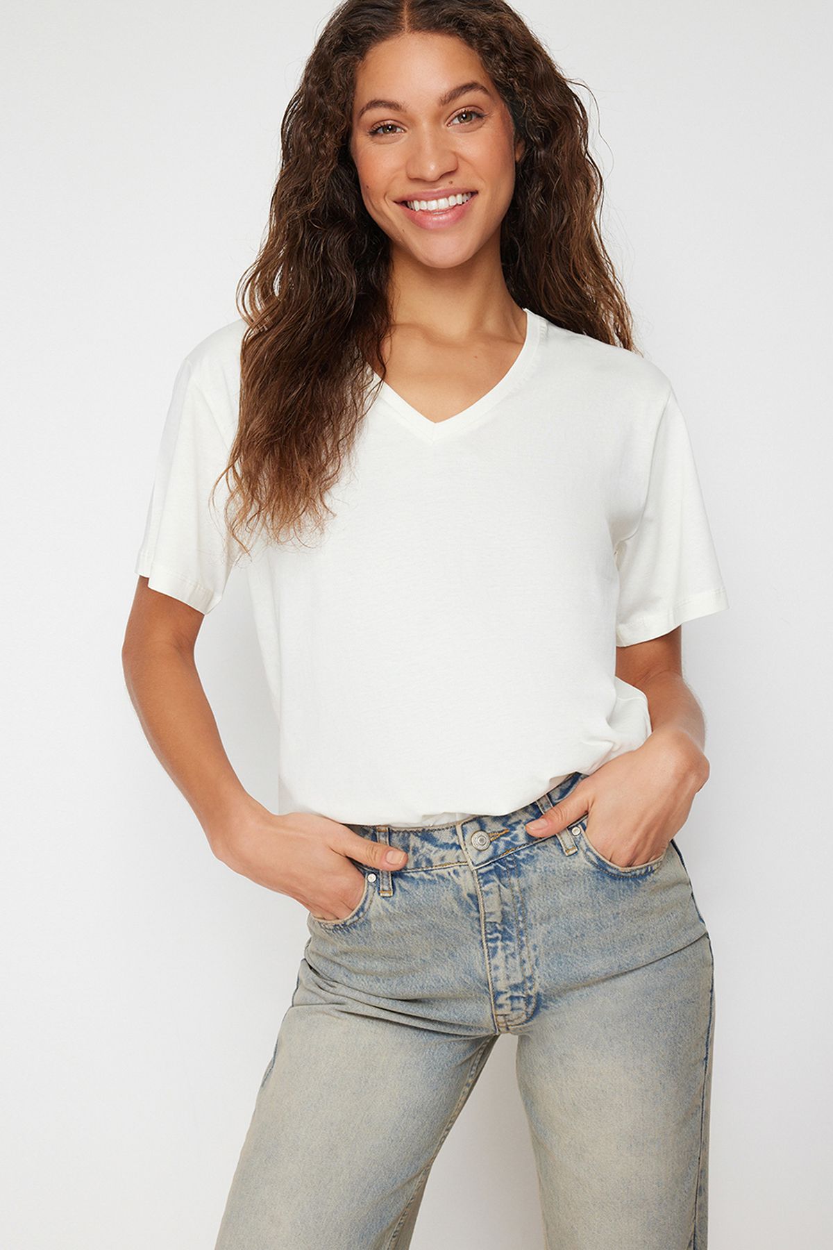 Trendyol Collection T-shirt z dzianiny oversize/szeroki, ecru, 100% bawełna, z dekoltem w kształcie litery V TWOSS23TS00003