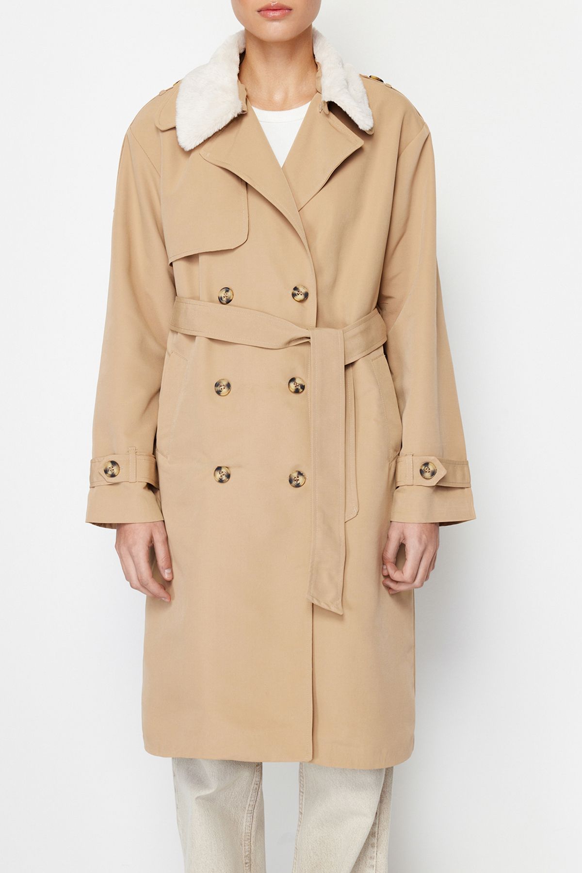 Trendyol Collection-Beiger, übergroßer, weit geschnittener Kragen, wasserabweisender, langer Trenchcoat mit Plüschdetails TWOAW24TR00010 11