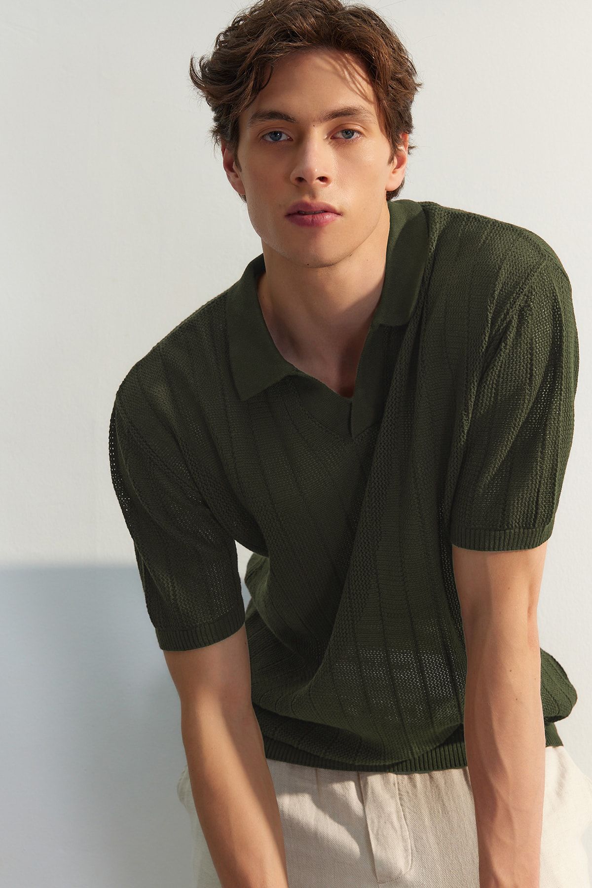 Trendyol Collection-Kurzärmliges Khaki-Strick-T-Shirt mit Polokragen – Limited Edition TMNSS23PO00024 10
