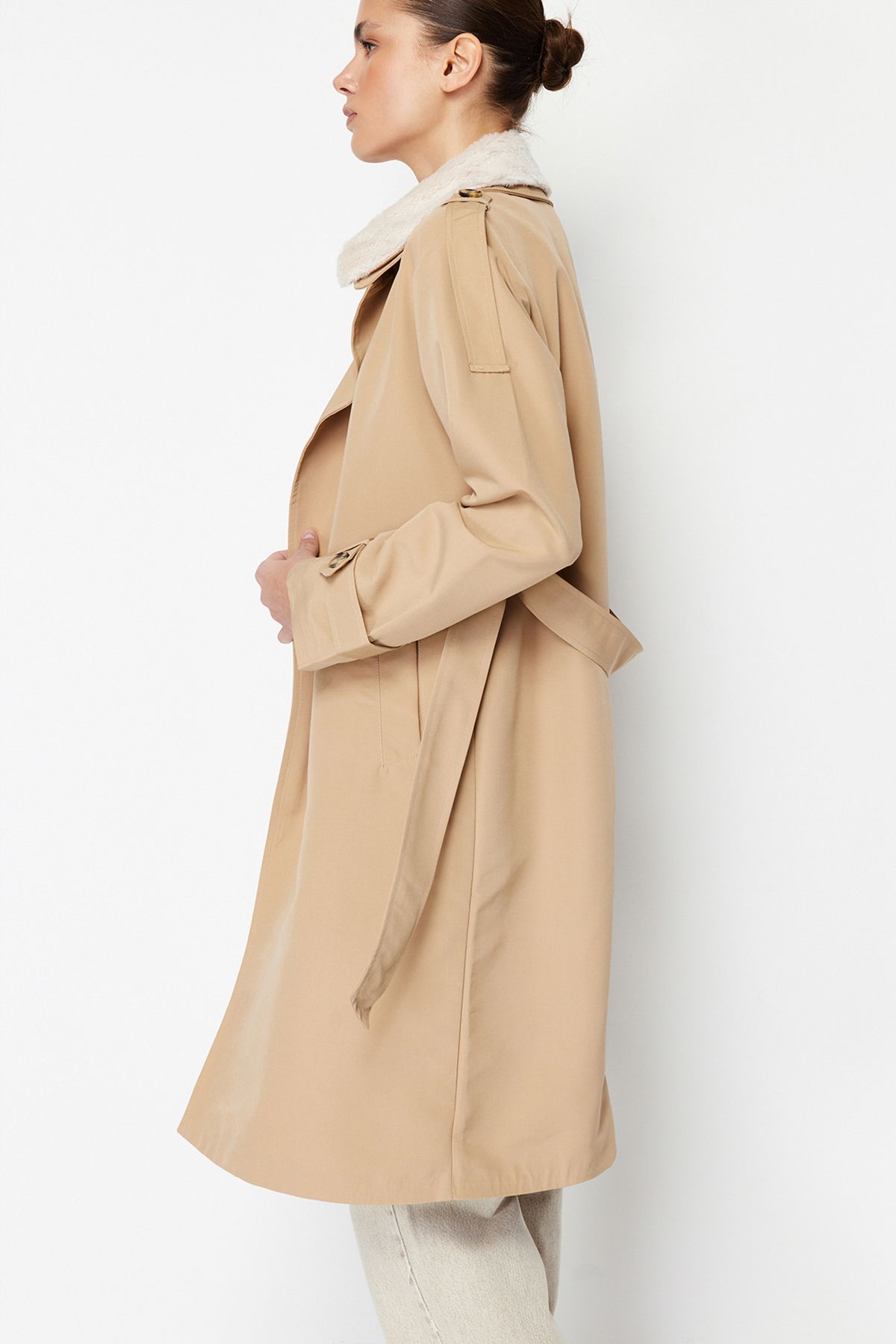 Trendyol Collection-Beiger, übergroßer, weit geschnittener Kragen, wasserabweisender, langer Trenchcoat mit Plüschdetails TWOAW24TR00010 7