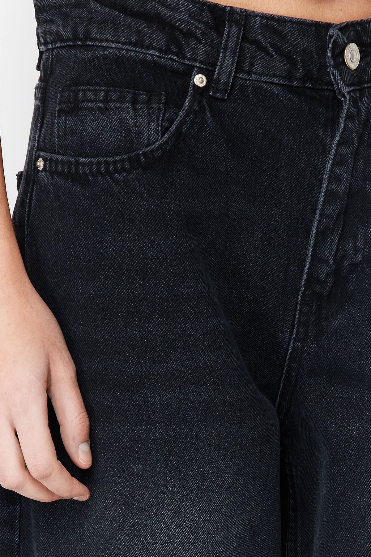 Trendyol Collection-Schwarze Skater-Jeans mit niedriger Taille TWOSS24JE00038 5