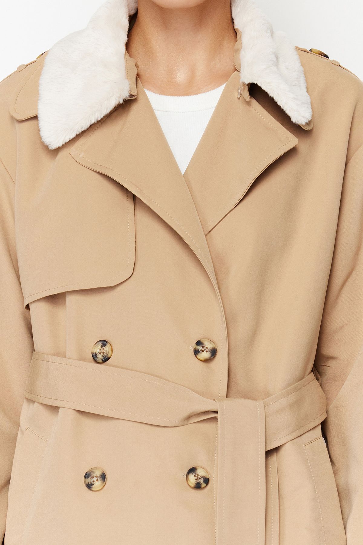 Trendyol Collection-Beiger, übergroßer, weit geschnittener Kragen, wasserabweisender, langer Trenchcoat mit Plüschdetails TWOAW24TR00010 9