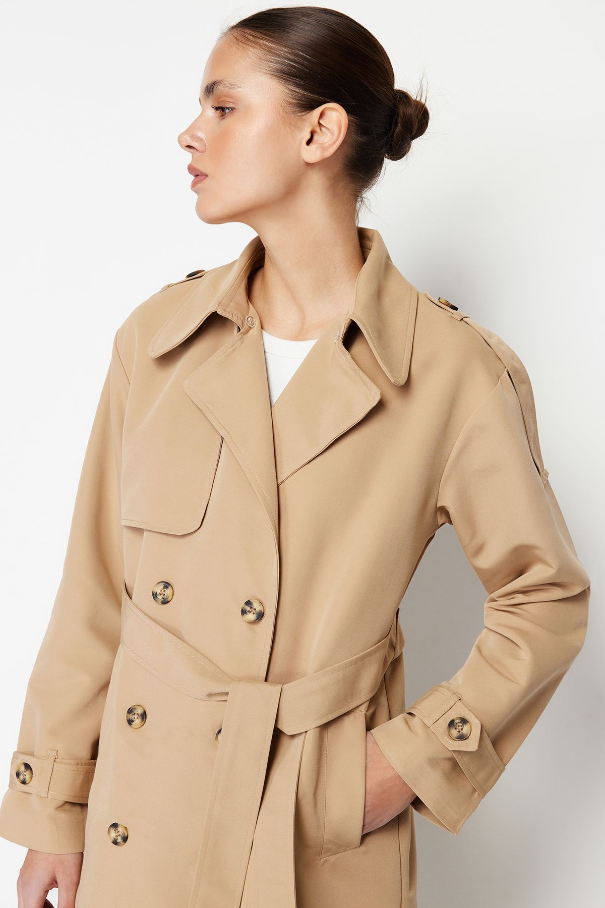 Trendyol Collection-Beiger, übergroßer, weit geschnittener Kragen, wasserabweisender, langer Trenchcoat mit Plüschdetails TWOAW24TR00010 8
