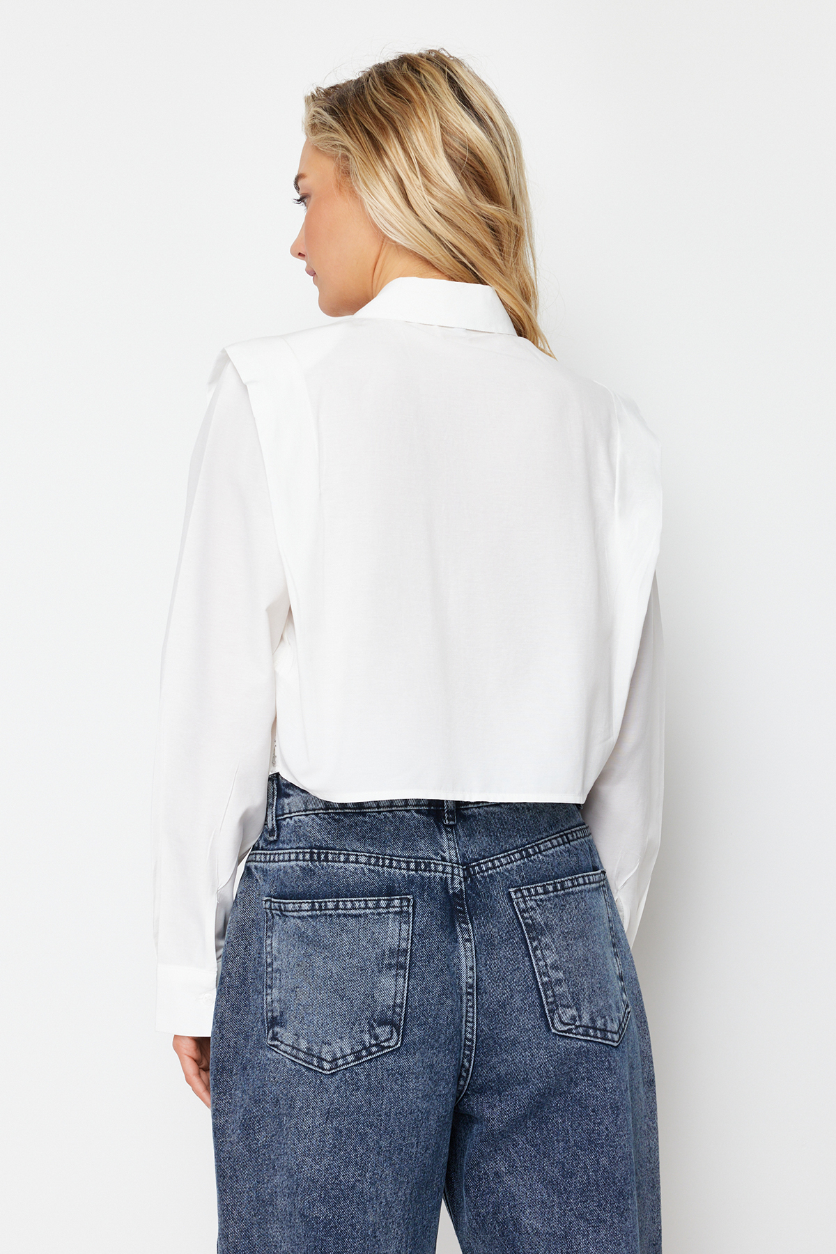 Trendyolmilla  Ekru Kolları Vatkalı Taşlı Crop Dokuma Gömlek TWOSS24GO00041 - Görsel 5