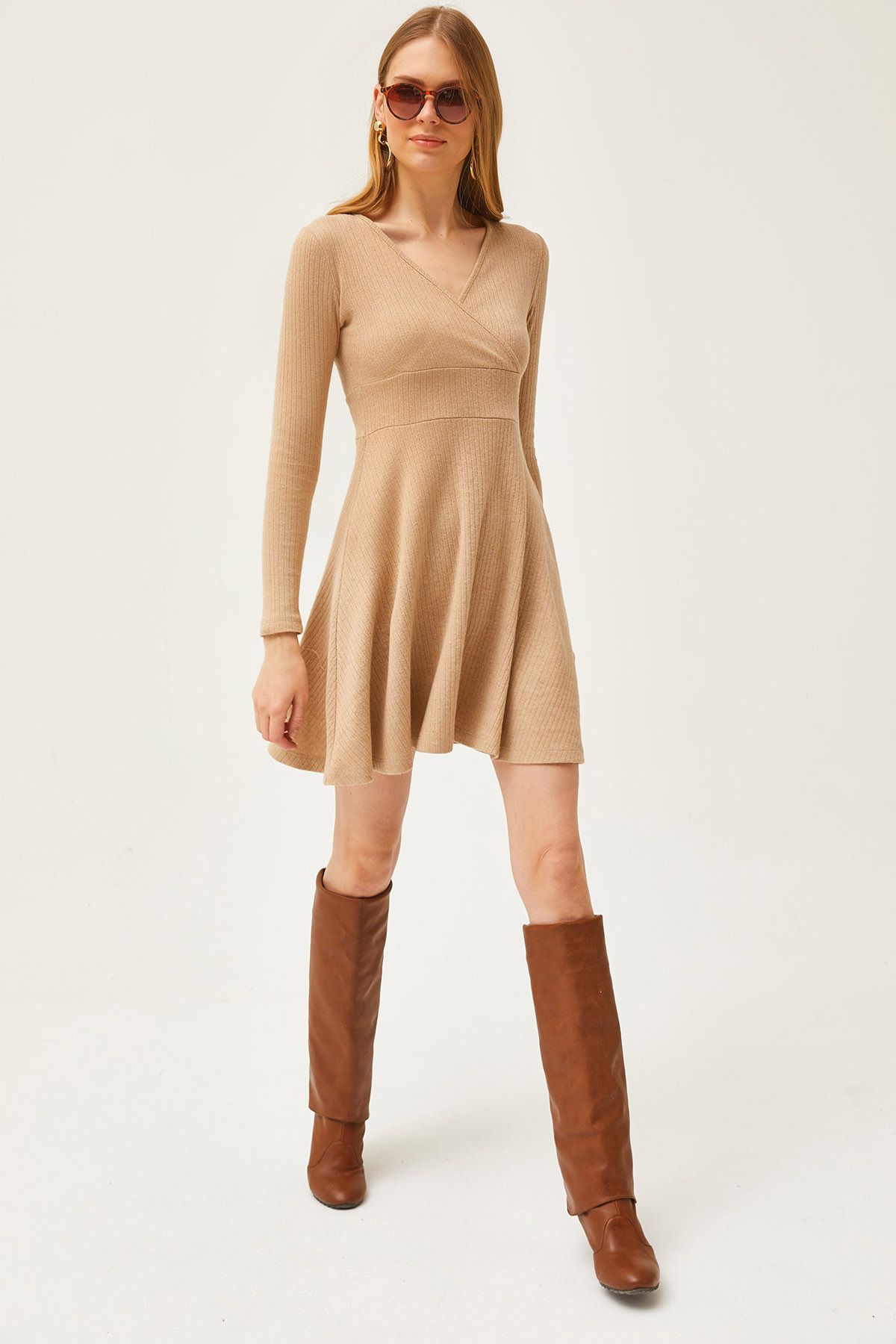 elle porte une mini robe avec un croissant de pierre elb 19002043