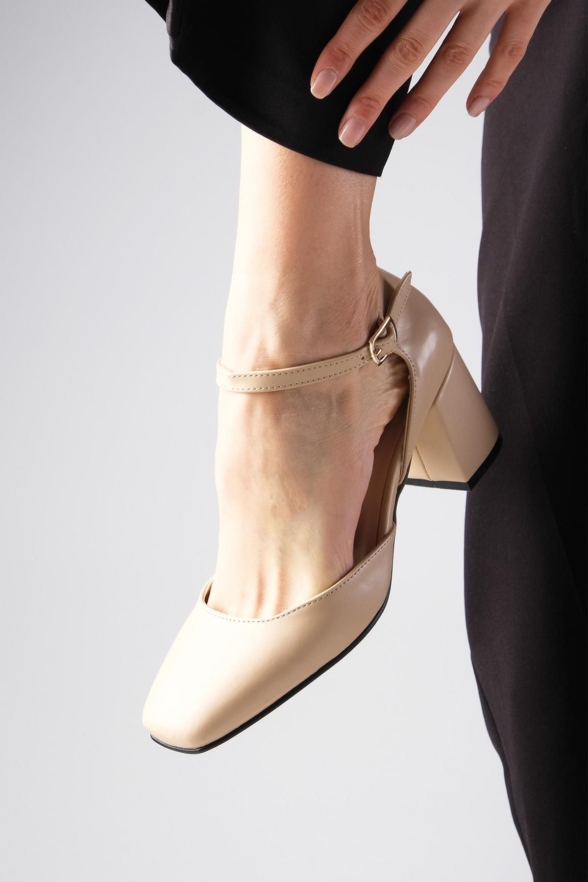 Mio Gusto-Anna – Hautfarbene Damenschuhe mit stumpfer Spitze, dickem Absatz und Knöchelriemen 1