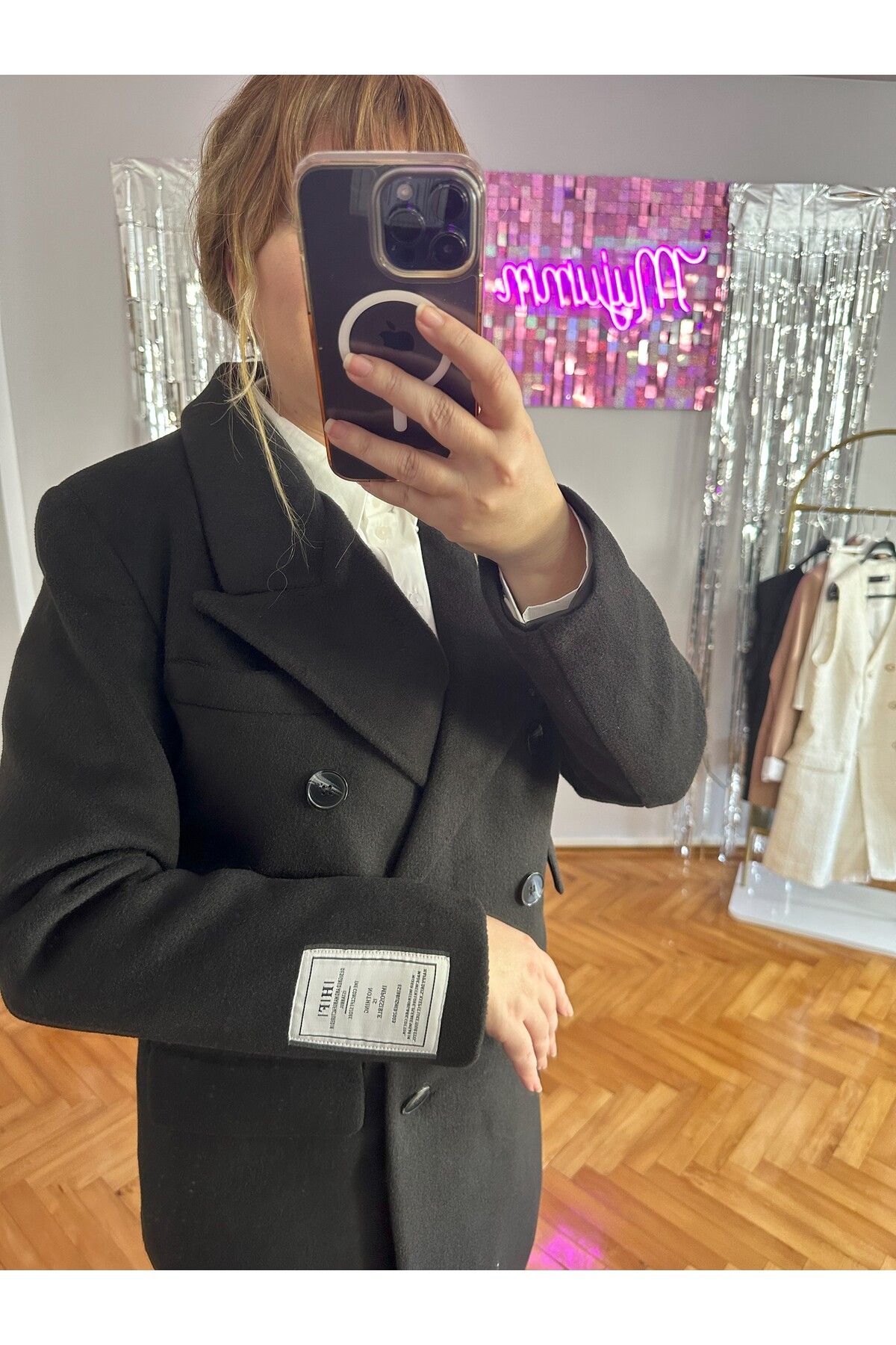  کاپشن بلند آستین‌دار مشکی با نوشته