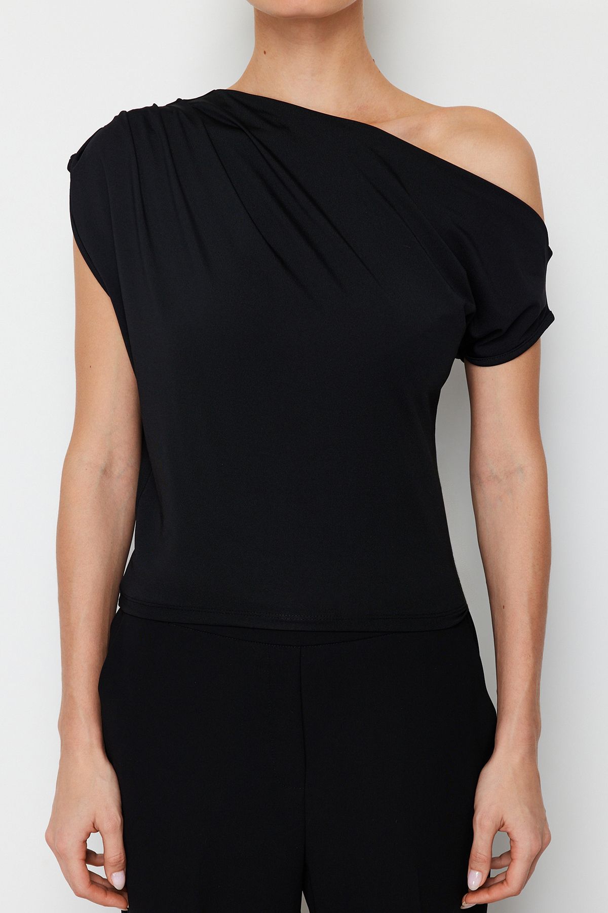 Trendyol Collection-Schwarze, flexible Strickbluse mit normaler/normaler Passform, asymmetrischem Ausschnitt, Nullärmeln und Druckknöpfen TWOSS24BZ00396 4
