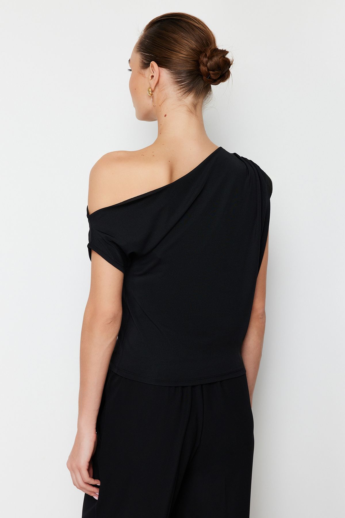 Trendyol Collection-Schwarze, flexible Strickbluse mit normaler/normaler Passform, asymmetrischem Ausschnitt, Nullärmeln und Druckknöpfen TWOSS24BZ00396 5
