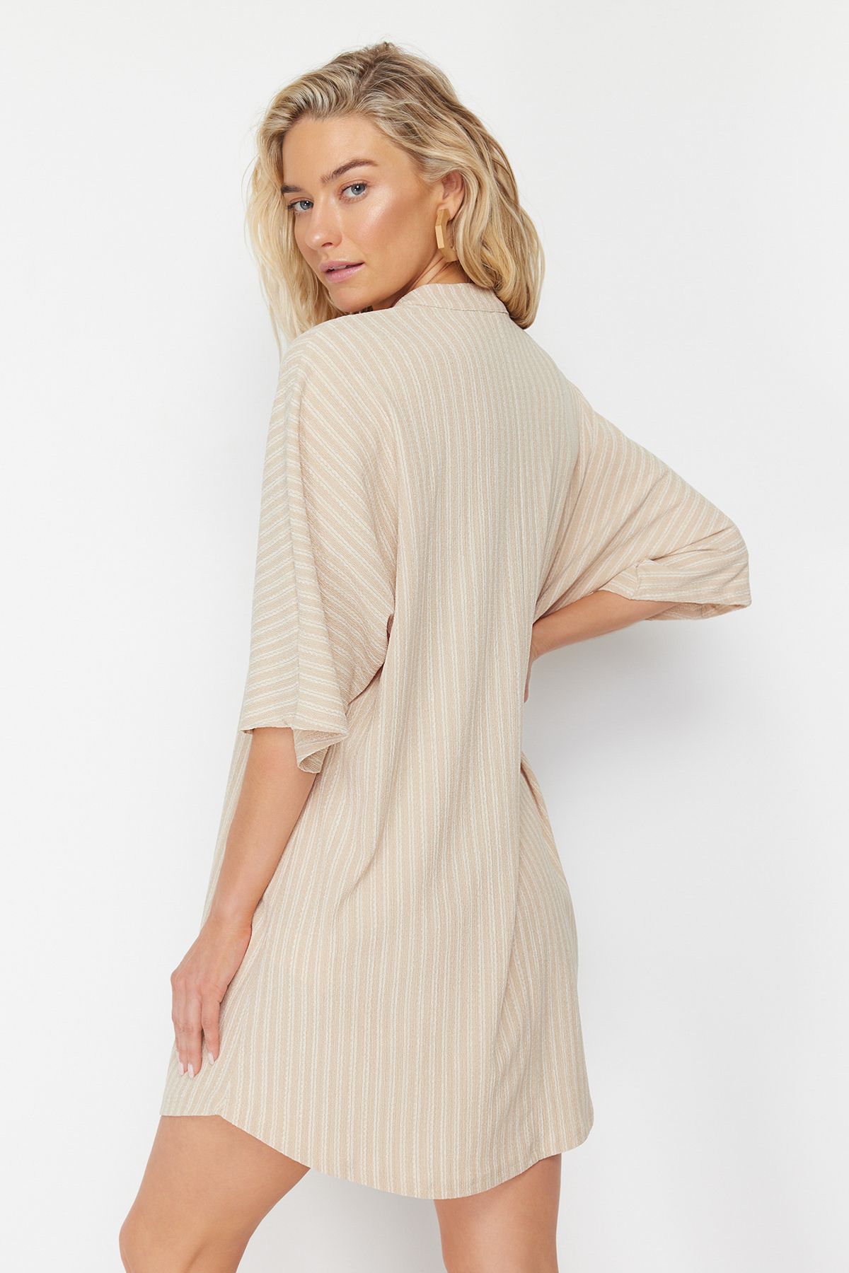 Trendyol Collection-Béžové Wide Fit mini pletené plážové šaty s vázáním TBESS23EL00080 6