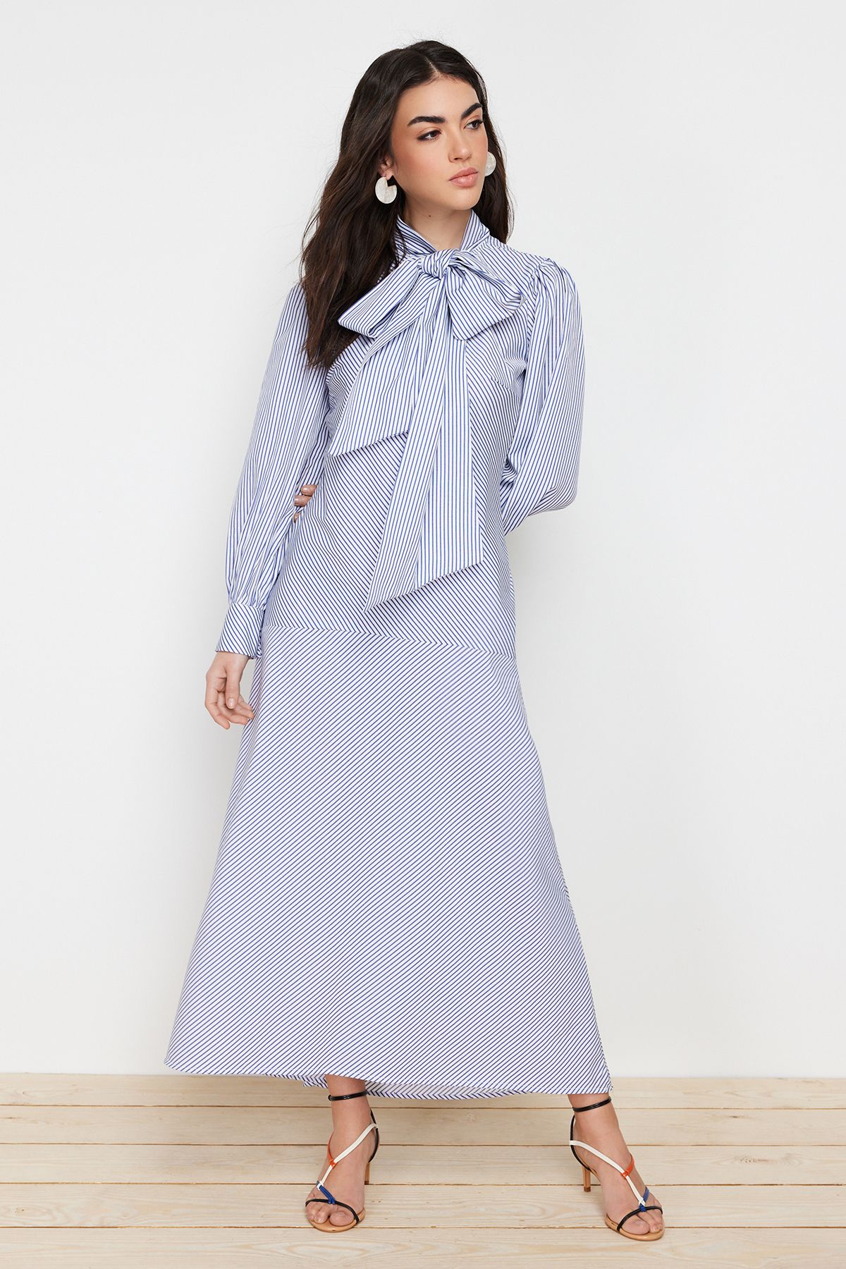 Trendyol Modest Detailné bavlnené tkané pruhované šaty s mašľou v námorníckej modrej TCTSS24EB00071