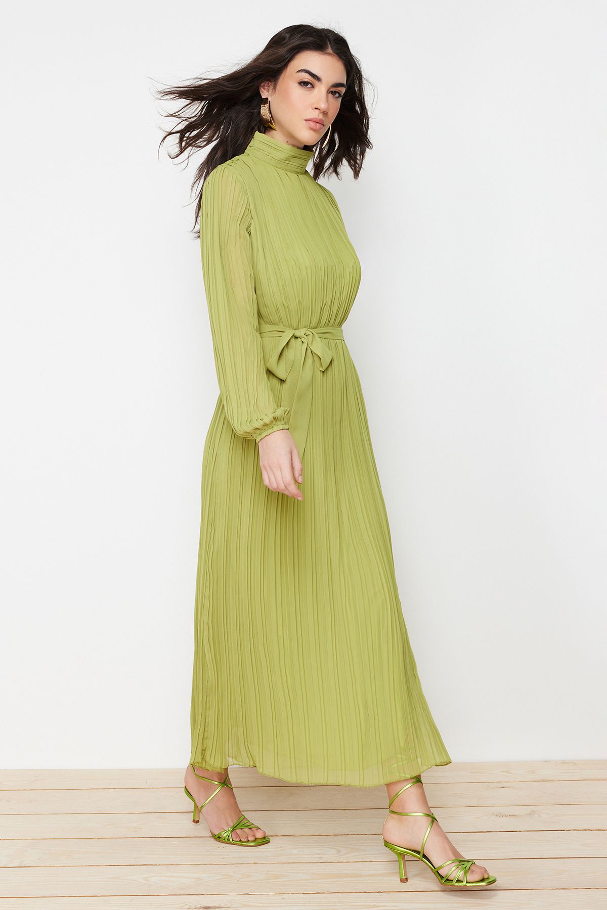 Trendyol Modest-Olejově zelené tkané šifonové šaty s podšívkou TCTSS24DB00040 5
