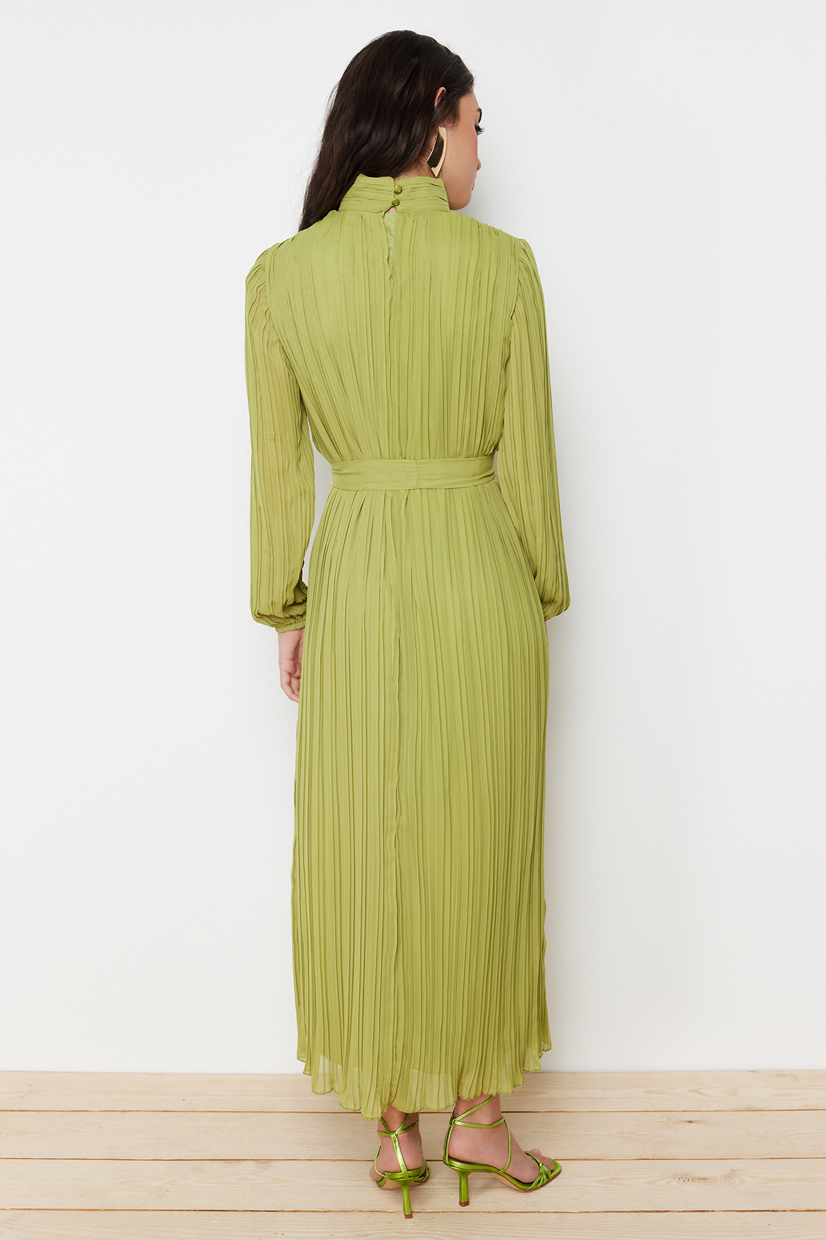 Trendyol Modest-Olejově zelené tkané šifonové šaty s podšívkou TCTSS24DB00040 7