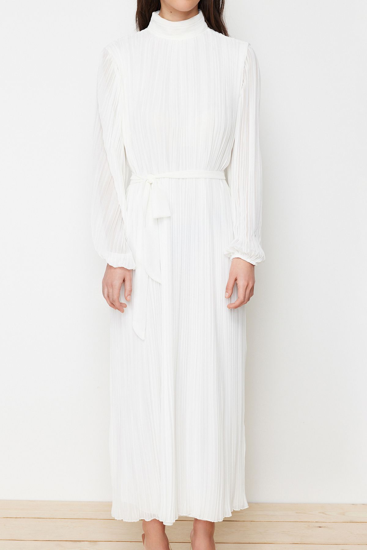 Trendyol Modest-Gefüttertes, plissiertes Chiffonkleid für besondere Anlässe in Creme - TCTSS24DB00040 5