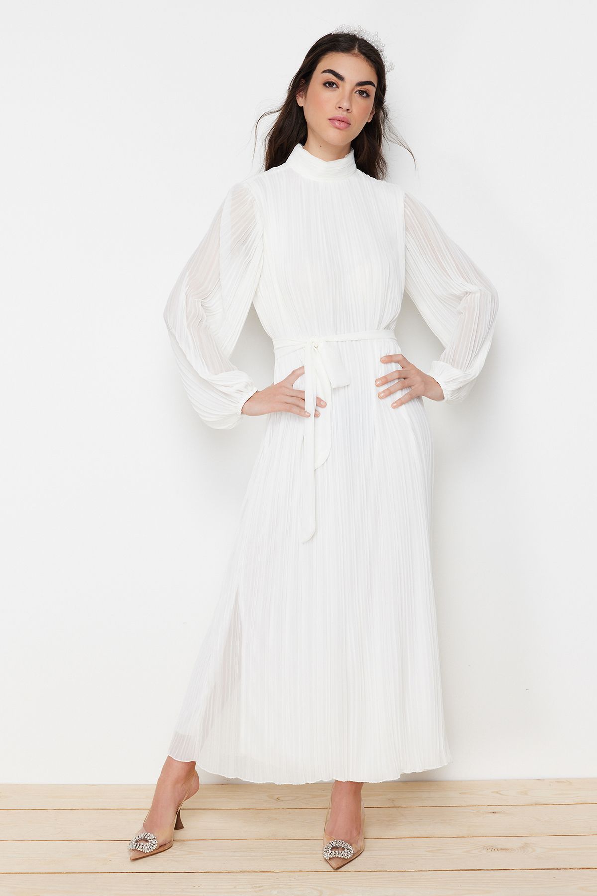 Trendyol Modest-Gefüttertes, plissiertes Chiffonkleid für besondere Anlässe in Creme - TCTSS24DB00040 3