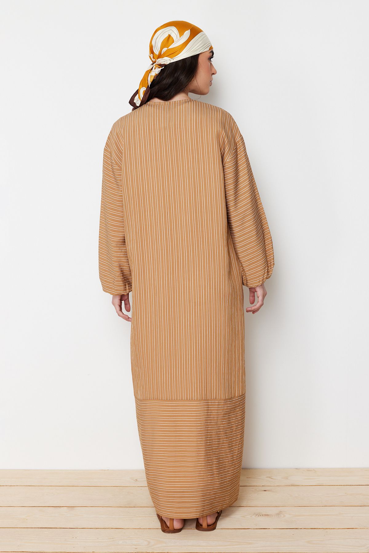 Trendyol Modest-Camel Long Linen Look Pruhovaná tkaná čepice &amp; Ferace &amp; Abaya TCTSS24KF00003 8