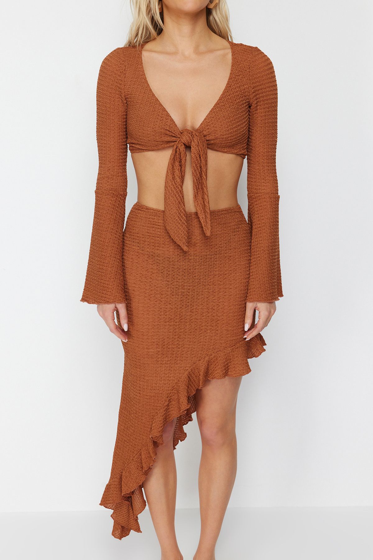 Trendyol Collection-Barna szőtt fodros blúz és strandszoknya szett - TBESS23AU00040 4