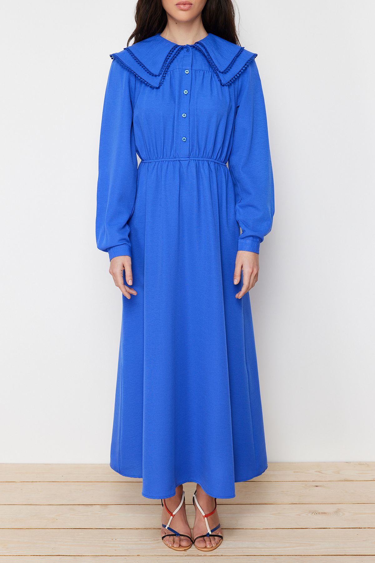 Trendyol Modest-Blaues, gewebtes Kleid in Leinenoptik mit Babykragen TCTSS24EB00061 4