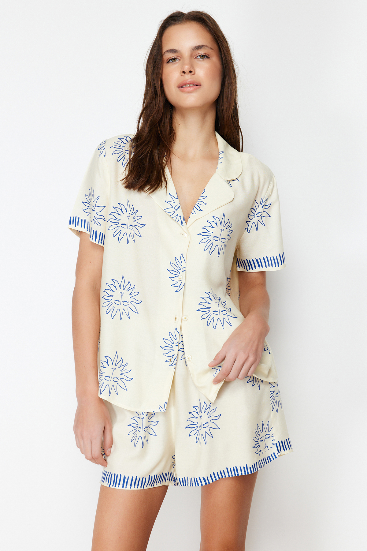 Trendyolmilla  Ekru-Lacivert Güneş Desenli Viskon Şortlu Dokuma Pijama Takımı THMSS24PT00009 - Görsel 3