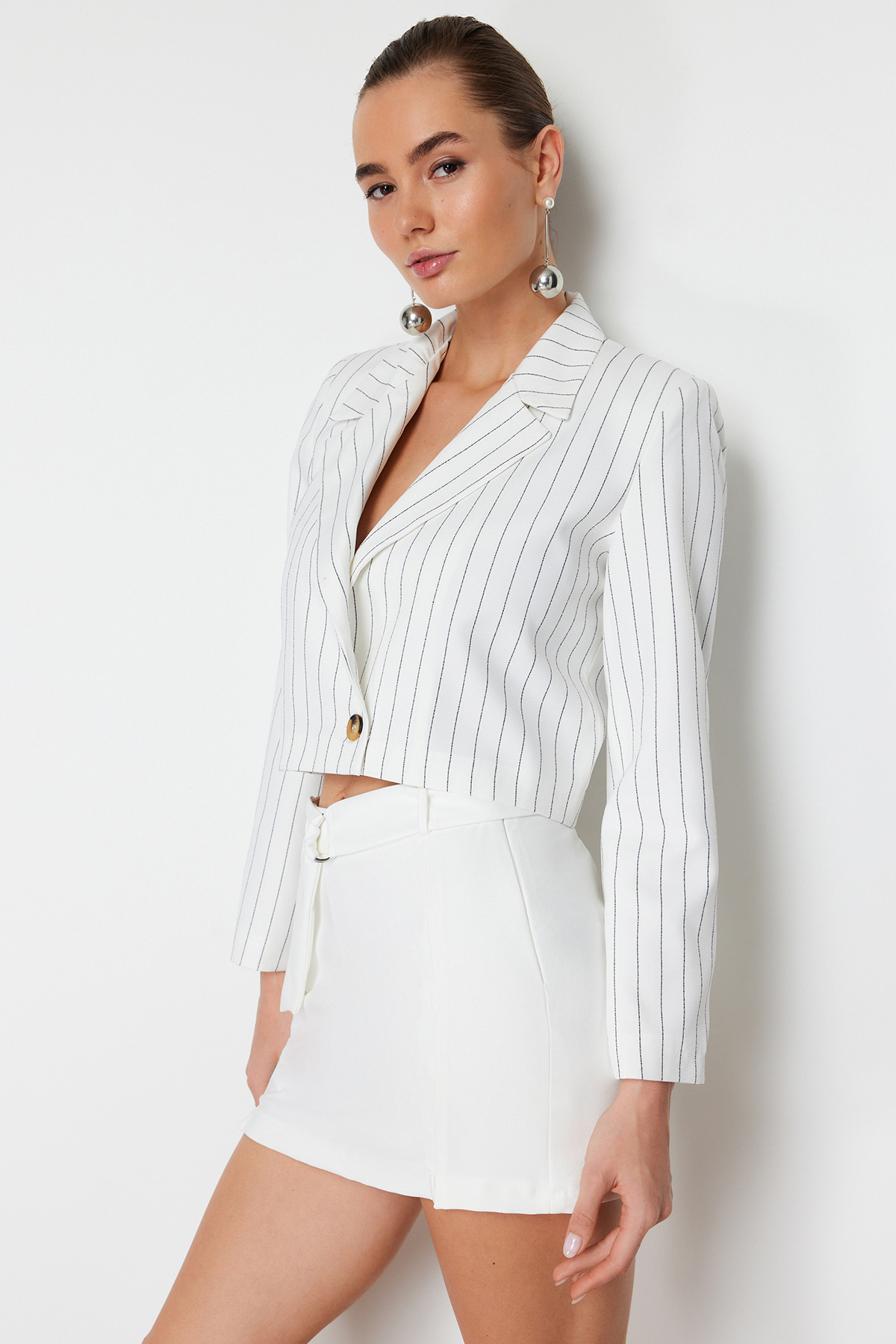 Trendyolmilla  Beyaz Yırtmaç Detaylı Kemerli Mini Boy Dokuma Etek Görünümlü Şort TWOSS24SR00046 - Görsel 4