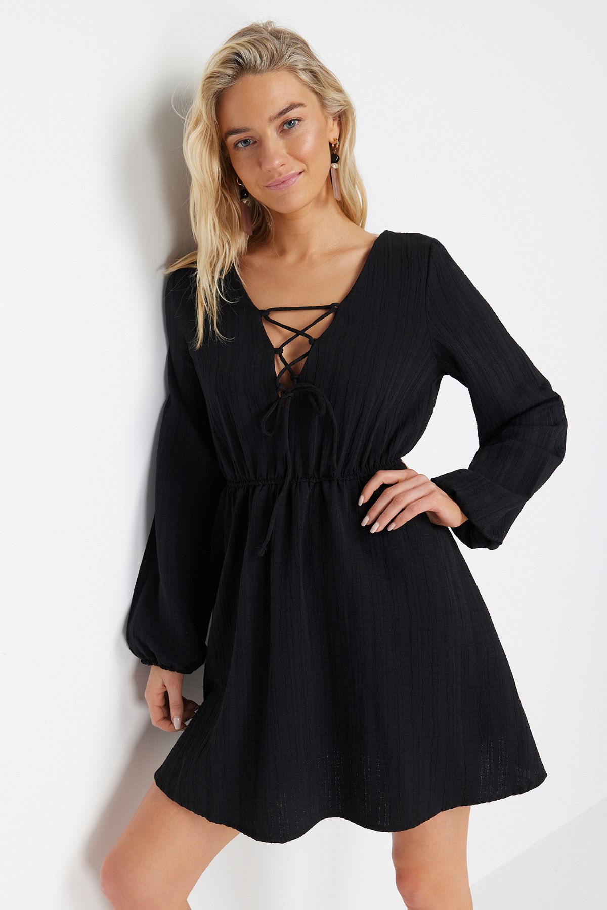 Trendyol Collection-Schwarzes, gewebtes Mini-Strandkleid aus Leinenmischung zum Binden TBESS23EL00103 3