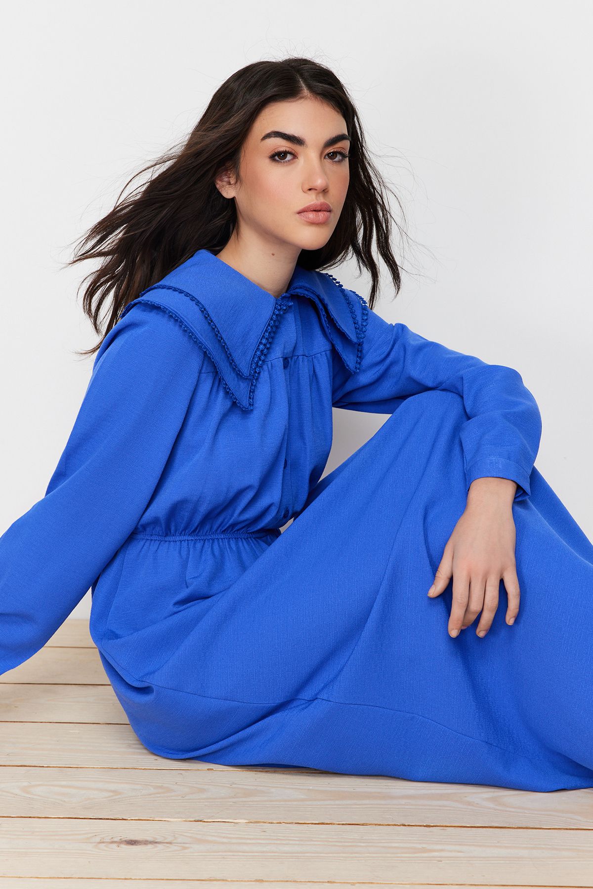 Trendyol Modest-Blaues, gewebtes Kleid in Leinenoptik mit Babykragen TCTSS24EB00061 3