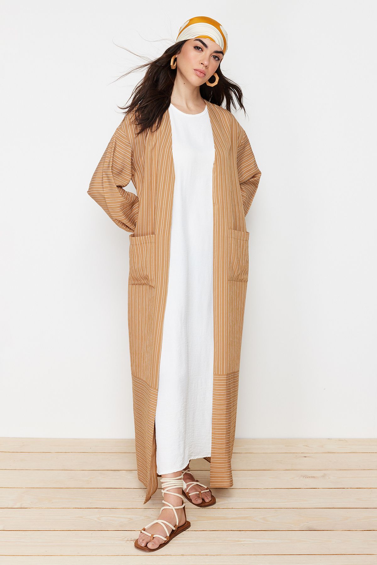 Trendyol Modest-Camel Long Linen Look Pruhovaná tkaná čepice &amp; Ferace &amp; Abaya TCTSS24KF00003 4