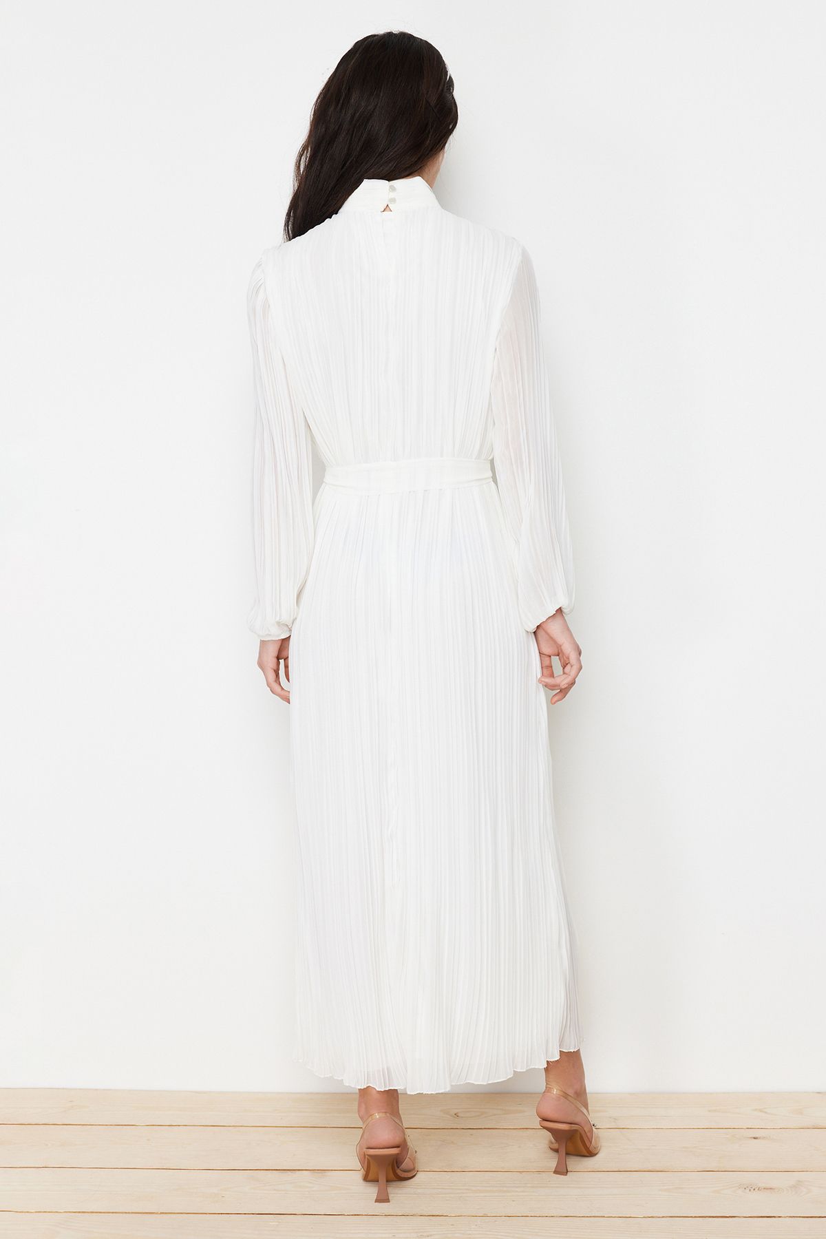 Trendyol Modest-Gefüttertes, plissiertes Chiffonkleid für besondere Anlässe in Creme - TCTSS24DB00040 7