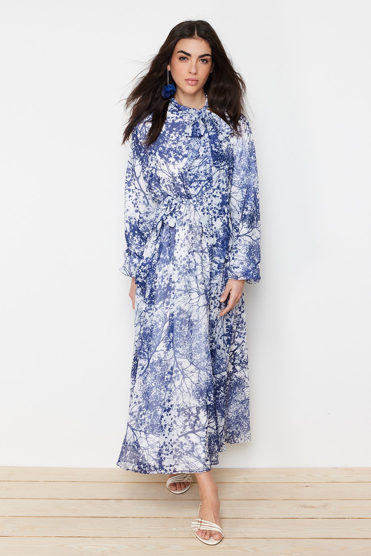 Trendyol Modest Kék virágmintás bélelt hosszú sifon estélyi ruha TCTSS24EB00040