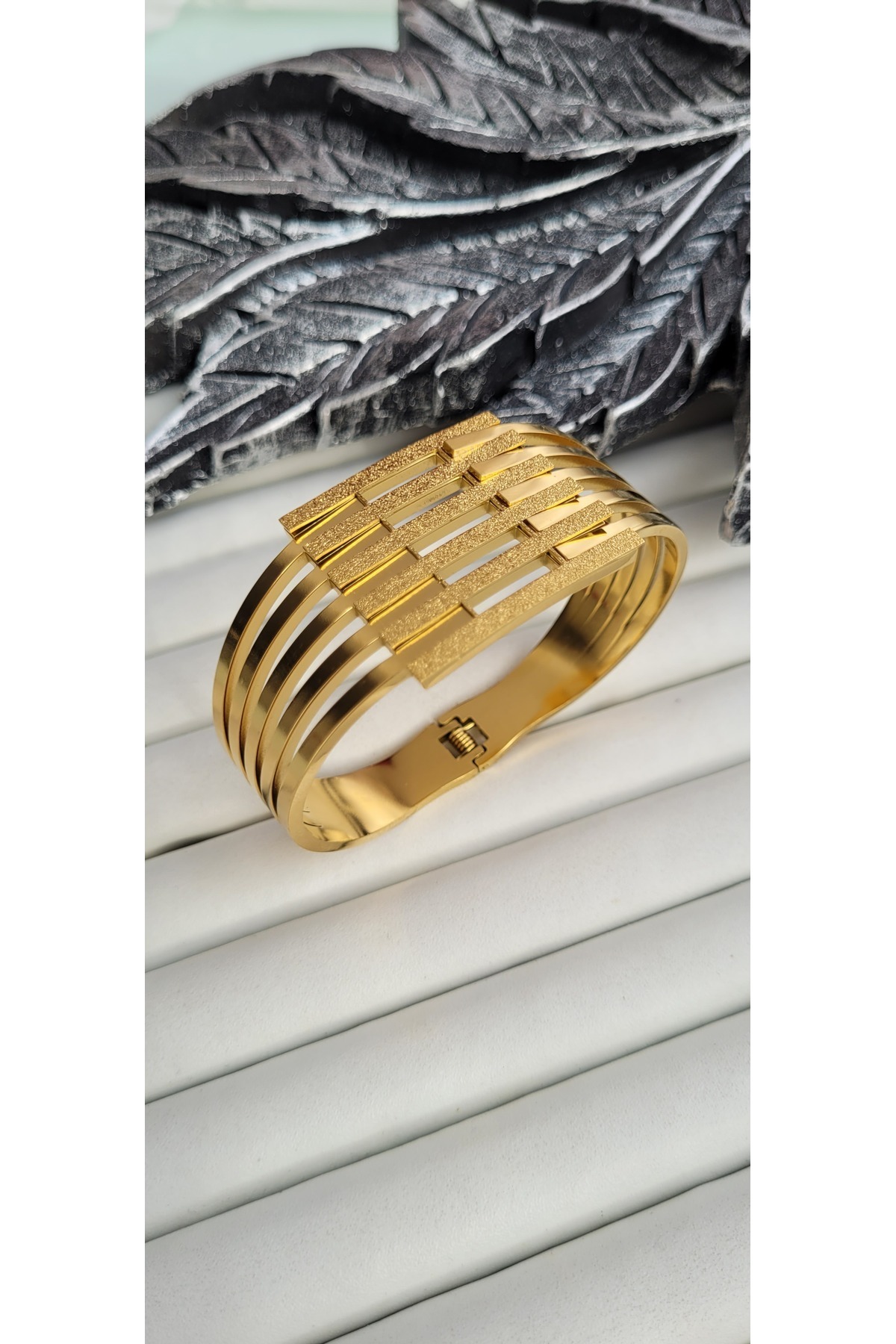 GOLD PLATED GLITTER RIB CLAMP ON STEEL