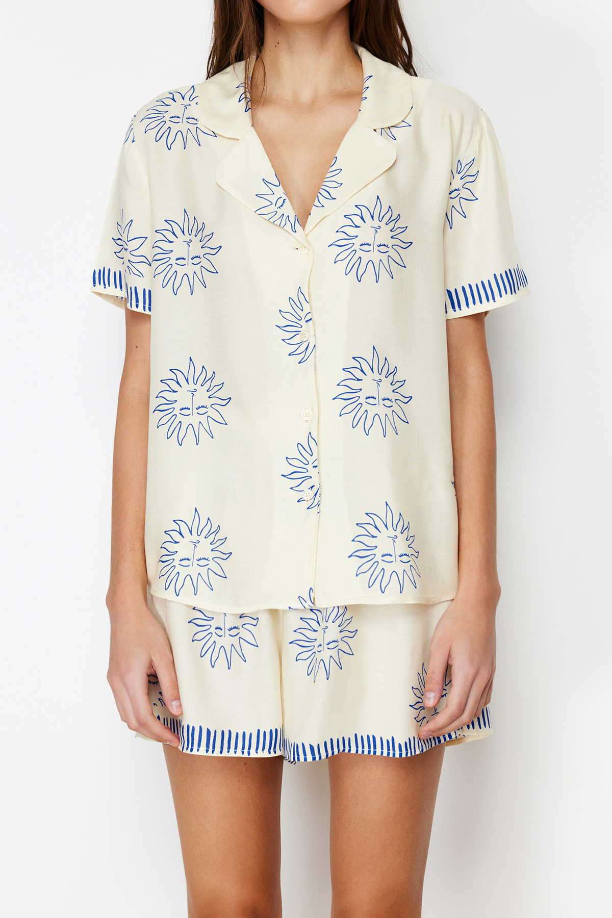 Trendyolmilla  Ekru-Lacivert Güneş Desenli Viskon Şortlu Dokuma Pijama Takımı THMSS24PT00009 - Görsel 4