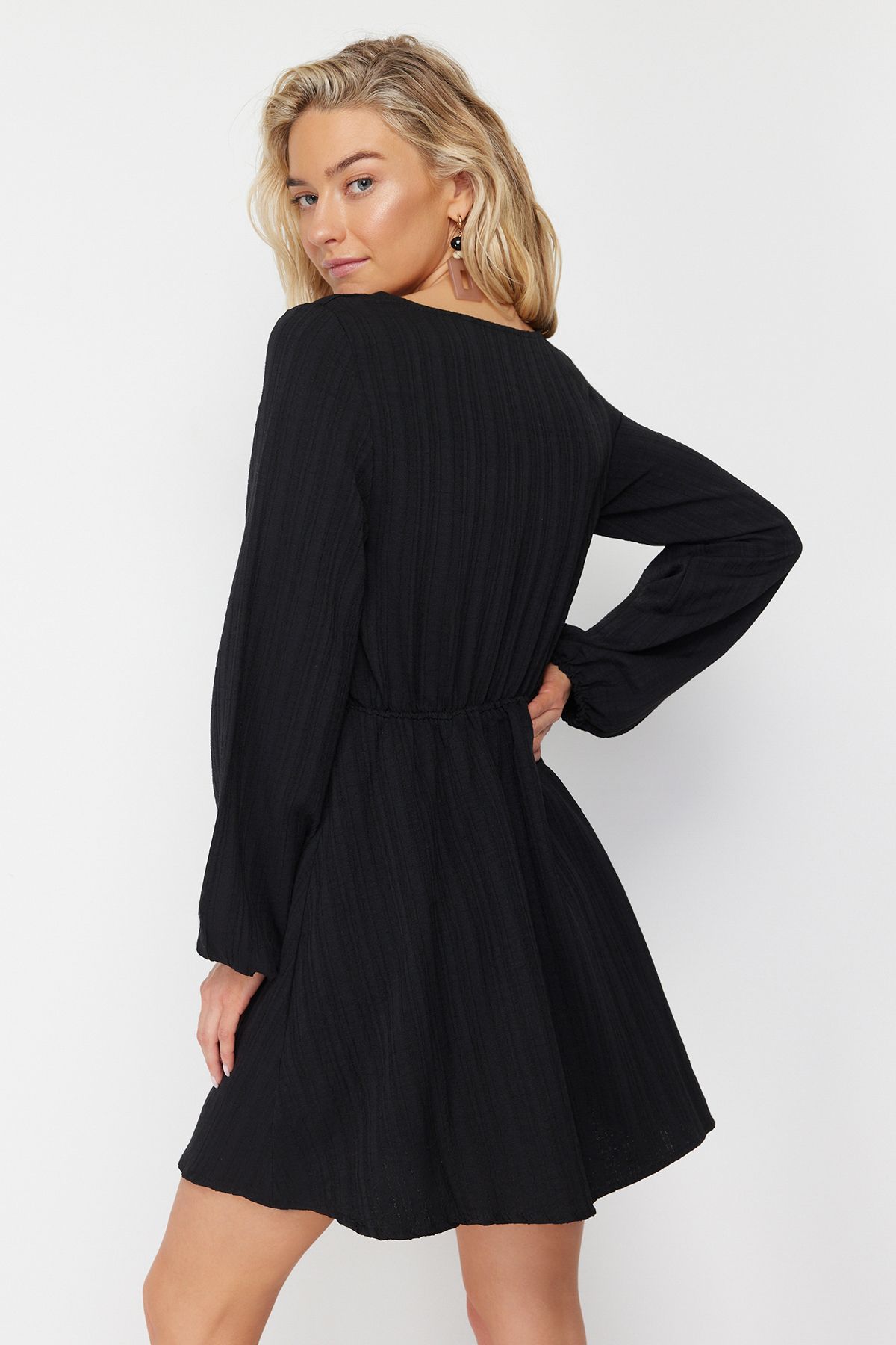 Trendyol Collection-Schwarzes, gewebtes Mini-Strandkleid aus Leinenmischung zum Binden TBESS23EL00103 5