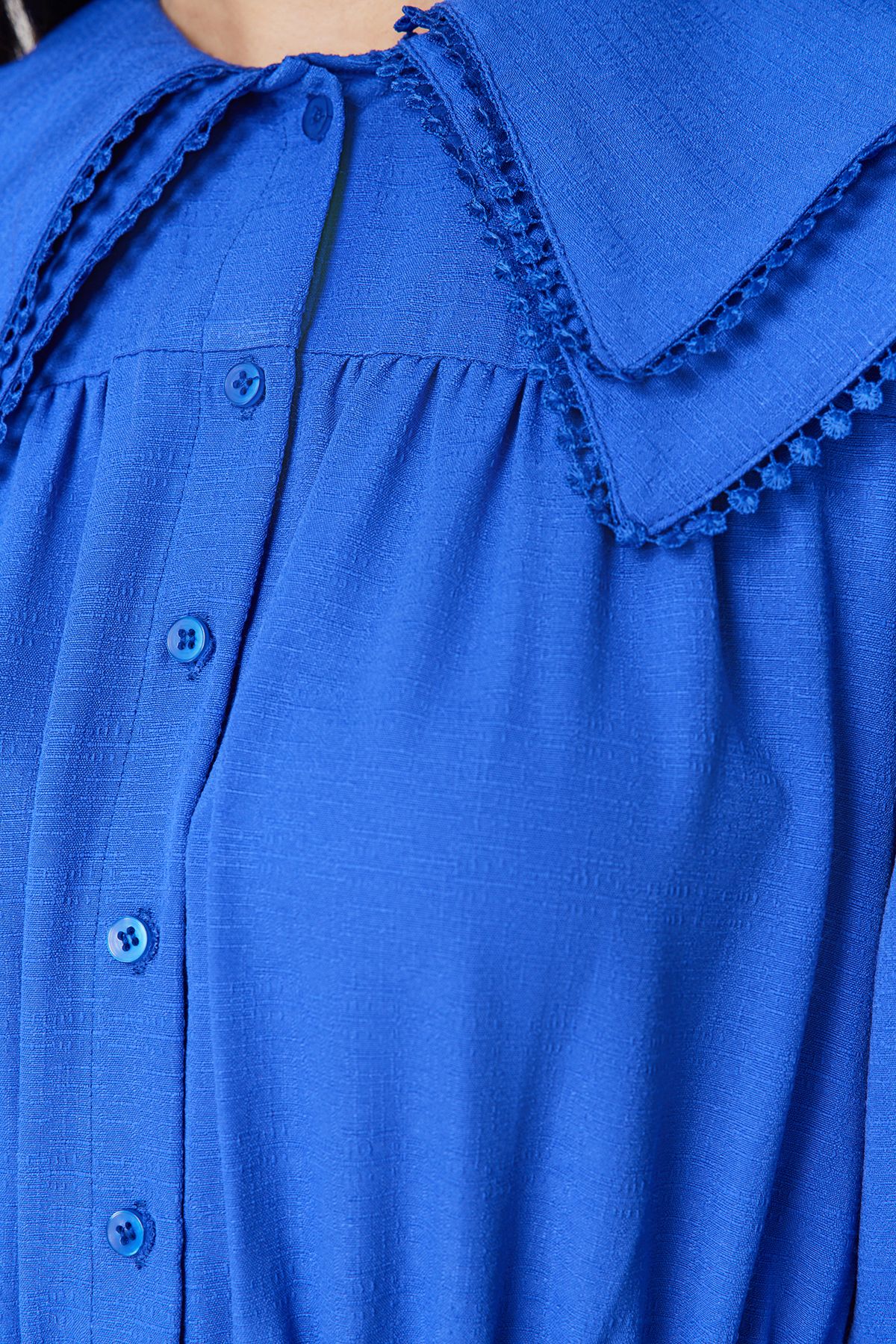 Trendyol Modest-Blaues, gewebtes Kleid in Leinenoptik mit Babykragen TCTSS24EB00061 5